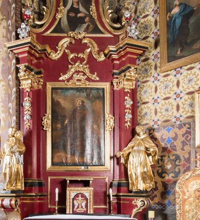 Zdjęcie nr 1: Nastawa architektoniczna, jednoosiowa, jednokondygnacyjna ze zwieńczeniem, na wysokim cokole z wyodrębnionymi konsolami. Ołtarz drewniany, sarkofagowy, na cokole, zwężający się ku dołowi z drewnianą mensą i kamiennym portatylem. Na mensie ustawione tabernakulum w formie prostopadłościennej skrzynki. Ścianka frontowa ujęta ornamentalnymi listewkami; drzwiczki w kształcie stojącego prostokąta w ornamentalnej ramie z płaskorzeźbionym przedstawieniem kielicha z hostią i winnym gronem. Nastawa ujęta parą zdwojonych pilastrów zwróconych pod kątem na zewnątrz, dekorowanych zwisami kwiatowymi, dźwigających silnie wysunięte imposty podtrzymywane przez konsole. Na tle pilastrów figury św. Antoniego Padewskiego i św. Franciszka ustawione na konsolach. W polu środkowym obraz św. Franciszka w formie stojącego prostokąta ujęty profilowaną ramą zdobioną rocaille'em. Powyżej wolutowe fragmenty rocaille'u, pod nim płycina. Zwieńczenie w formie trapezu ujętego spływami wolutowymi, dekorowanymi liśćmi palmowymi, ze ślimacznicami w kształcie meandru, spływającymi na belkowanie, na których stoją wazony. Całość zamknięta fragmentem wyłamanego trójbocznie gzymsu, zwieńczonego rokokowym szczytem z kwiatowymi gałązkami. W polu obraz św. Franciszki Rzymskiej w formie zbliżonej do zwieńczenia, ujęty ramą dekorowaną rocaille'em. Struktura polichromowana w kolorze głębokiej czerwieni, z czarnymi profilami oraz złoconymi ramami, profilami i ornamentyką.
