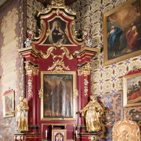 Zdjęcie nr 1: Nastawa architektoniczna, jednoosiowa, jednokondygnacyjna ze zwieńczeniem, na wysokim cokole z wyodrębnionymi konsolami. Ołtarz drewniany, sarkofagowy, na cokole, zwężający się ku dołowi z drewnianą mensą i kamiennym portatylem. Na mensie ustawione tabernakulum w formie prostopadłościennej skrzynki. Ścianka frontowa ujęta ornamentalnymi listewkami; drzwiczki w kształcie stojącego prostokąta w ornamentalnej ramie z płaskorzeźbionym przedstawieniem kielicha z hostią i winnym gronem. Nastawa ujęta parą zdwojonych pilastrów zwróconych pod kątem na zewnątrz, dekorowanych zwisami kwiatowymi, dźwigających silnie wysunięte imposty podtrzymywane przez konsole. Na tle pilastrów figury św. Antoniego Padewskiego i św. Franciszka ustawione na konsolach. W polu środkowym obraz św. Franciszka w formie stojącego prostokąta ujęty profilowaną ramą zdobioną rocaille&#039;em. Powyżej wolutowe fragmenty rocaille&#039;u, pod nim płycina. Zwieńczenie w formie trapezu ujętego spływami wolutowymi, dekorowanymi liśćmi palmowymi, ze ślimacznicami w kształcie meandru, spływającymi na belkowanie, na których stoją wazony. Całość zamknięta fragmentem wyłamanego trójbocznie gzymsu, zwieńczonego rokokowym szczytem z kwiatowymi gałązkami. W polu obraz św. Franciszki Rzymskiej w formie zbliżonej do zwieńczenia, ujęty ramą dekorowaną rocaille&#039;em. Struktura polichromowana w kolorze głębokiej czerwieni, z czarnymi profilami oraz złoconymi ramami, profilami i ornamentyką.
