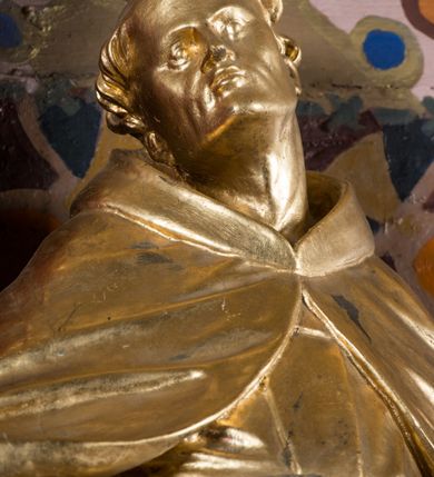 Zdjęcie nr 7: Nastawa architektoniczna, jednoosiowa, jednokondygnacyjna ze zwieńczeniem, na wysokim cokole z wyodrębnionymi konsolami. Ołtarz drewniany, sarkofagowy, na cokole, zwężający się ku dołowi z drewnianą mensą i kamiennym portatylem. Na mensie ustawione tabernakulum w formie prostopadłościennej skrzynki. Ścianka frontowa ujęta ornamentalnymi listewkami; drzwiczki w kształcie stojącego prostokąta w ornamentalnej ramie z płaskorzeźbionym przedstawieniem kielicha z hostią i winnym gronem. Nastawa ujęta parą zdwojonych pilastrów zwróconych pod kątem na zewnątrz, dekorowanych zwisami kwiatowymi, dźwigających silnie wysunięte imposty podtrzymywane przez konsole. Na tle pilastrów figury św. Antoniego Padewskiego i św. Franciszka ustawione na konsolach. W polu środkowym obraz św. Franciszka w formie stojącego prostokąta ujęty profilowaną ramą zdobioną rocaille&#039;em. Powyżej wolutowe fragmenty rocaille&#039;u, pod nim płycina. Zwieńczenie w formie trapezu ujętego spływami wolutowymi, dekorowanymi liśćmi palmowymi, ze ślimacznicami w kształcie meandru, spływającymi na belkowanie, na których stoją wazony. Całość zamknięta fragmentem wyłamanego trójbocznie gzymsu, zwieńczonego rokokowym szczytem z kwiatowymi gałązkami. W polu obraz św. Franciszki Rzymskiej w formie zbliżonej do zwieńczenia, ujęty ramą dekorowaną rocaille&#039;em. Struktura polichromowana w kolorze głębokiej czerwieni, z czarnymi profilami oraz złoconymi ramami, profilami i ornamentyką.
