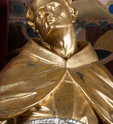 Zdjęcie nr 8: Nastawa architektoniczna, jednoosiowa, jednokondygnacyjna ze zwieńczeniem, na wysokim cokole z wyodrębnionymi konsolami. Ołtarz drewniany, sarkofagowy, na cokole, zwężający się ku dołowi z drewnianą mensą i kamiennym portatylem. Na mensie ustawione tabernakulum w formie prostopadłościennej skrzynki. Ścianka frontowa ujęta ornamentalnymi listewkami; drzwiczki w kształcie stojącego prostokąta w ornamentalnej ramie z płaskorzeźbionym przedstawieniem kielicha z hostią i winnym gronem. Nastawa ujęta parą zdwojonych pilastrów zwróconych pod kątem na zewnątrz, dekorowanych zwisami kwiatowymi, dźwigających silnie wysunięte imposty podtrzymywane przez konsole. Na tle pilastrów figury św. Antoniego Padewskiego i św. Franciszka ustawione na konsolach. W polu środkowym obraz św. Franciszka w formie stojącego prostokąta ujęty profilowaną ramą zdobioną rocaille'em. Powyżej wolutowe fragmenty rocaille'u, pod nim płycina. Zwieńczenie w formie trapezu ujętego spływami wolutowymi, dekorowanymi liśćmi palmowymi, ze ślimacznicami w kształcie meandru, spływającymi na belkowanie, na których stoją wazony. Całość zamknięta fragmentem wyłamanego trójbocznie gzymsu, zwieńczonego rokokowym szczytem z kwiatowymi gałązkami. W polu obraz św. Franciszki Rzymskiej w formie zbliżonej do zwieńczenia, ujęty ramą dekorowaną rocaille'em. Struktura polichromowana w kolorze głębokiej czerwieni, z czarnymi profilami oraz złoconymi ramami, profilami i ornamentyką.
