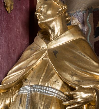 Zdjęcie nr 10: Nastawa architektoniczna, jednoosiowa, jednokondygnacyjna ze zwieńczeniem, na wysokim cokole z wyodrębnionymi konsolami. Ołtarz drewniany, sarkofagowy, na cokole, zwężający się ku dołowi z drewnianą mensą i kamiennym portatylem. Na mensie ustawione tabernakulum w formie prostopadłościennej skrzynki. Ścianka frontowa ujęta ornamentalnymi listewkami; drzwiczki w kształcie stojącego prostokąta w ornamentalnej ramie z płaskorzeźbionym przedstawieniem kielicha z hostią i winnym gronem. Nastawa ujęta parą zdwojonych pilastrów zwróconych pod kątem na zewnątrz, dekorowanych zwisami kwiatowymi, dźwigających silnie wysunięte imposty podtrzymywane przez konsole. Na tle pilastrów figury św. Antoniego Padewskiego i św. Franciszka ustawione na konsolach. W polu środkowym obraz św. Franciszka w formie stojącego prostokąta ujęty profilowaną ramą zdobioną rocaille&#039;em. Powyżej wolutowe fragmenty rocaille&#039;u, pod nim płycina. Zwieńczenie w formie trapezu ujętego spływami wolutowymi, dekorowanymi liśćmi palmowymi, ze ślimacznicami w kształcie meandru, spływającymi na belkowanie, na których stoją wazony. Całość zamknięta fragmentem wyłamanego trójbocznie gzymsu, zwieńczonego rokokowym szczytem z kwiatowymi gałązkami. W polu obraz św. Franciszki Rzymskiej w formie zbliżonej do zwieńczenia, ujęty ramą dekorowaną rocaille&#039;em. Struktura polichromowana w kolorze głębokiej czerwieni, z czarnymi profilami oraz złoconymi ramami, profilami i ornamentyką.
