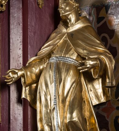 Zdjęcie nr 14: Nastawa architektoniczna, jednoosiowa, jednokondygnacyjna ze zwieńczeniem, na wysokim cokole z wyodrębnionymi konsolami. Ołtarz drewniany, sarkofagowy, na cokole, zwężający się ku dołowi z drewnianą mensą i kamiennym portatylem. Na mensie ustawione tabernakulum w formie prostopadłościennej skrzynki. Ścianka frontowa ujęta ornamentalnymi listewkami; drzwiczki w kształcie stojącego prostokąta w ornamentalnej ramie z płaskorzeźbionym przedstawieniem kielicha z hostią i winnym gronem. Nastawa ujęta parą zdwojonych pilastrów zwróconych pod kątem na zewnątrz, dekorowanych zwisami kwiatowymi, dźwigających silnie wysunięte imposty podtrzymywane przez konsole. Na tle pilastrów figury św. Antoniego Padewskiego i św. Franciszka ustawione na konsolach. W polu środkowym obraz św. Franciszka w formie stojącego prostokąta ujęty profilowaną ramą zdobioną rocaille'em. Powyżej wolutowe fragmenty rocaille'u, pod nim płycina. Zwieńczenie w formie trapezu ujętego spływami wolutowymi, dekorowanymi liśćmi palmowymi, ze ślimacznicami w kształcie meandru, spływającymi na belkowanie, na których stoją wazony. Całość zamknięta fragmentem wyłamanego trójbocznie gzymsu, zwieńczonego rokokowym szczytem z kwiatowymi gałązkami. W polu obraz św. Franciszki Rzymskiej w formie zbliżonej do zwieńczenia, ujęty ramą dekorowaną rocaille'em. Struktura polichromowana w kolorze głębokiej czerwieni, z czarnymi profilami oraz złoconymi ramami, profilami i ornamentyką.
