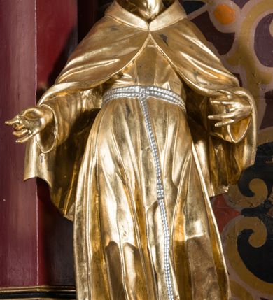 Zdjęcie nr 18: Nastawa architektoniczna, jednoosiowa, jednokondygnacyjna ze zwieńczeniem, na wysokim cokole z wyodrębnionymi konsolami. Ołtarz drewniany, sarkofagowy, na cokole, zwężający się ku dołowi z drewnianą mensą i kamiennym portatylem. Na mensie ustawione tabernakulum w formie prostopadłościennej skrzynki. Ścianka frontowa ujęta ornamentalnymi listewkami; drzwiczki w kształcie stojącego prostokąta w ornamentalnej ramie z płaskorzeźbionym przedstawieniem kielicha z hostią i winnym gronem. Nastawa ujęta parą zdwojonych pilastrów zwróconych pod kątem na zewnątrz, dekorowanych zwisami kwiatowymi, dźwigających silnie wysunięte imposty podtrzymywane przez konsole. Na tle pilastrów figury św. Antoniego Padewskiego i św. Franciszka ustawione na konsolach. W polu środkowym obraz św. Franciszka w formie stojącego prostokąta ujęty profilowaną ramą zdobioną rocaille&#039;em. Powyżej wolutowe fragmenty rocaille&#039;u, pod nim płycina. Zwieńczenie w formie trapezu ujętego spływami wolutowymi, dekorowanymi liśćmi palmowymi, ze ślimacznicami w kształcie meandru, spływającymi na belkowanie, na których stoją wazony. Całość zamknięta fragmentem wyłamanego trójbocznie gzymsu, zwieńczonego rokokowym szczytem z kwiatowymi gałązkami. W polu obraz św. Franciszki Rzymskiej w formie zbliżonej do zwieńczenia, ujęty ramą dekorowaną rocaille&#039;em. Struktura polichromowana w kolorze głębokiej czerwieni, z czarnymi profilami oraz złoconymi ramami, profilami i ornamentyką.
