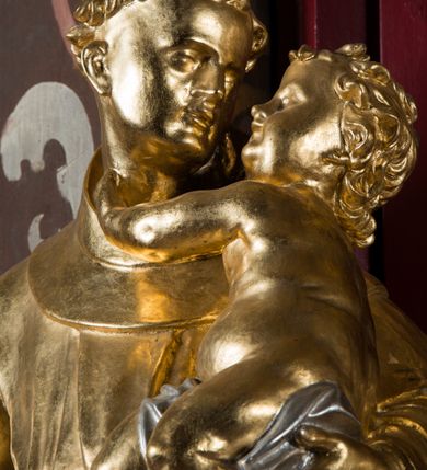 Zdjęcie nr 27: Nastawa architektoniczna, jednoosiowa, jednokondygnacyjna ze zwieńczeniem, na wysokim cokole z wyodrębnionymi konsolami. Ołtarz drewniany, sarkofagowy, na cokole, zwężający się ku dołowi z drewnianą mensą i kamiennym portatylem. Na mensie ustawione tabernakulum w formie prostopadłościennej skrzynki. Ścianka frontowa ujęta ornamentalnymi listewkami; drzwiczki w kształcie stojącego prostokąta w ornamentalnej ramie z płaskorzeźbionym przedstawieniem kielicha z hostią i winnym gronem. Nastawa ujęta parą zdwojonych pilastrów zwróconych pod kątem na zewnątrz, dekorowanych zwisami kwiatowymi, dźwigających silnie wysunięte imposty podtrzymywane przez konsole. Na tle pilastrów figury św. Antoniego Padewskiego i św. Franciszka ustawione na konsolach. W polu środkowym obraz św. Franciszka w formie stojącego prostokąta ujęty profilowaną ramą zdobioną rocaille'em. Powyżej wolutowe fragmenty rocaille'u, pod nim płycina. Zwieńczenie w formie trapezu ujętego spływami wolutowymi, dekorowanymi liśćmi palmowymi, ze ślimacznicami w kształcie meandru, spływającymi na belkowanie, na których stoją wazony. Całość zamknięta fragmentem wyłamanego trójbocznie gzymsu, zwieńczonego rokokowym szczytem z kwiatowymi gałązkami. W polu obraz św. Franciszki Rzymskiej w formie zbliżonej do zwieńczenia, ujęty ramą dekorowaną rocaille'em. Struktura polichromowana w kolorze głębokiej czerwieni, z czarnymi profilami oraz złoconymi ramami, profilami i ornamentyką.
