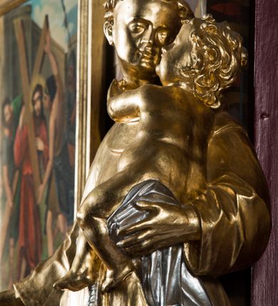 Zdjęcie nr 26: Nastawa architektoniczna, jednoosiowa, jednokondygnacyjna ze zwieńczeniem, na wysokim cokole z wyodrębnionymi konsolami. Ołtarz drewniany, sarkofagowy, na cokole, zwężający się ku dołowi z drewnianą mensą i kamiennym portatylem. Na mensie ustawione tabernakulum w formie prostopadłościennej skrzynki. Ścianka frontowa ujęta ornamentalnymi listewkami; drzwiczki w kształcie stojącego prostokąta w ornamentalnej ramie z płaskorzeźbionym przedstawieniem kielicha z hostią i winnym gronem. Nastawa ujęta parą zdwojonych pilastrów zwróconych pod kątem na zewnątrz, dekorowanych zwisami kwiatowymi, dźwigających silnie wysunięte imposty podtrzymywane przez konsole. Na tle pilastrów figury św. Antoniego Padewskiego i św. Franciszka ustawione na konsolach. W polu środkowym obraz św. Franciszka w formie stojącego prostokąta ujęty profilowaną ramą zdobioną rocaille'em. Powyżej wolutowe fragmenty rocaille'u, pod nim płycina. Zwieńczenie w formie trapezu ujętego spływami wolutowymi, dekorowanymi liśćmi palmowymi, ze ślimacznicami w kształcie meandru, spływającymi na belkowanie, na których stoją wazony. Całość zamknięta fragmentem wyłamanego trójbocznie gzymsu, zwieńczonego rokokowym szczytem z kwiatowymi gałązkami. W polu obraz św. Franciszki Rzymskiej w formie zbliżonej do zwieńczenia, ujęty ramą dekorowaną rocaille'em. Struktura polichromowana w kolorze głębokiej czerwieni, z czarnymi profilami oraz złoconymi ramami, profilami i ornamentyką.
