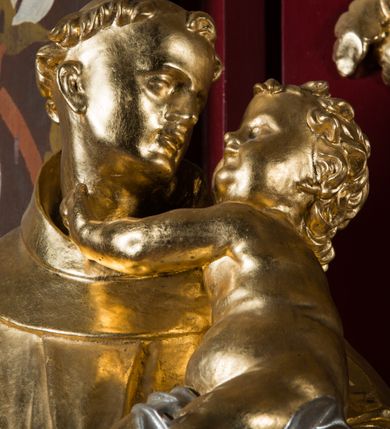 Zdjęcie nr 28: Nastawa architektoniczna, jednoosiowa, jednokondygnacyjna ze zwieńczeniem, na wysokim cokole z wyodrębnionymi konsolami. Ołtarz drewniany, sarkofagowy, na cokole, zwężający się ku dołowi z drewnianą mensą i kamiennym portatylem. Na mensie ustawione tabernakulum w formie prostopadłościennej skrzynki. Ścianka frontowa ujęta ornamentalnymi listewkami; drzwiczki w kształcie stojącego prostokąta w ornamentalnej ramie z płaskorzeźbionym przedstawieniem kielicha z hostią i winnym gronem. Nastawa ujęta parą zdwojonych pilastrów zwróconych pod kątem na zewnątrz, dekorowanych zwisami kwiatowymi, dźwigających silnie wysunięte imposty podtrzymywane przez konsole. Na tle pilastrów figury św. Antoniego Padewskiego i św. Franciszka ustawione na konsolach. W polu środkowym obraz św. Franciszka w formie stojącego prostokąta ujęty profilowaną ramą zdobioną rocaille&#039;em. Powyżej wolutowe fragmenty rocaille&#039;u, pod nim płycina. Zwieńczenie w formie trapezu ujętego spływami wolutowymi, dekorowanymi liśćmi palmowymi, ze ślimacznicami w kształcie meandru, spływającymi na belkowanie, na których stoją wazony. Całość zamknięta fragmentem wyłamanego trójbocznie gzymsu, zwieńczonego rokokowym szczytem z kwiatowymi gałązkami. W polu obraz św. Franciszki Rzymskiej w formie zbliżonej do zwieńczenia, ujęty ramą dekorowaną rocaille&#039;em. Struktura polichromowana w kolorze głębokiej czerwieni, z czarnymi profilami oraz złoconymi ramami, profilami i ornamentyką.
