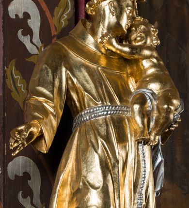 Zdjęcie nr 32: Nastawa architektoniczna, jednoosiowa, jednokondygnacyjna ze zwieńczeniem, na wysokim cokole z wyodrębnionymi konsolami. Ołtarz drewniany, sarkofagowy, na cokole, zwężający się ku dołowi z drewnianą mensą i kamiennym portatylem. Na mensie ustawione tabernakulum w formie prostopadłościennej skrzynki. Ścianka frontowa ujęta ornamentalnymi listewkami; drzwiczki w kształcie stojącego prostokąta w ornamentalnej ramie z płaskorzeźbionym przedstawieniem kielicha z hostią i winnym gronem. Nastawa ujęta parą zdwojonych pilastrów zwróconych pod kątem na zewnątrz, dekorowanych zwisami kwiatowymi, dźwigających silnie wysunięte imposty podtrzymywane przez konsole. Na tle pilastrów figury św. Antoniego Padewskiego i św. Franciszka ustawione na konsolach. W polu środkowym obraz św. Franciszka w formie stojącego prostokąta ujęty profilowaną ramą zdobioną rocaille'em. Powyżej wolutowe fragmenty rocaille'u, pod nim płycina. Zwieńczenie w formie trapezu ujętego spływami wolutowymi, dekorowanymi liśćmi palmowymi, ze ślimacznicami w kształcie meandru, spływającymi na belkowanie, na których stoją wazony. Całość zamknięta fragmentem wyłamanego trójbocznie gzymsu, zwieńczonego rokokowym szczytem z kwiatowymi gałązkami. W polu obraz św. Franciszki Rzymskiej w formie zbliżonej do zwieńczenia, ujęty ramą dekorowaną rocaille'em. Struktura polichromowana w kolorze głębokiej czerwieni, z czarnymi profilami oraz złoconymi ramami, profilami i ornamentyką.
