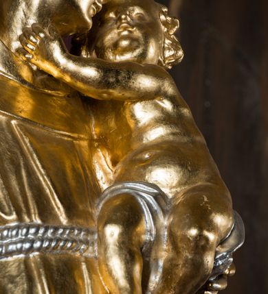 Zdjęcie nr 31: Nastawa architektoniczna, jednoosiowa, jednokondygnacyjna ze zwieńczeniem, na wysokim cokole z wyodrębnionymi konsolami. Ołtarz drewniany, sarkofagowy, na cokole, zwężający się ku dołowi z drewnianą mensą i kamiennym portatylem. Na mensie ustawione tabernakulum w formie prostopadłościennej skrzynki. Ścianka frontowa ujęta ornamentalnymi listewkami; drzwiczki w kształcie stojącego prostokąta w ornamentalnej ramie z płaskorzeźbionym przedstawieniem kielicha z hostią i winnym gronem. Nastawa ujęta parą zdwojonych pilastrów zwróconych pod kątem na zewnątrz, dekorowanych zwisami kwiatowymi, dźwigających silnie wysunięte imposty podtrzymywane przez konsole. Na tle pilastrów figury św. Antoniego Padewskiego i św. Franciszka ustawione na konsolach. W polu środkowym obraz św. Franciszka w formie stojącego prostokąta ujęty profilowaną ramą zdobioną rocaille&#039;em. Powyżej wolutowe fragmenty rocaille&#039;u, pod nim płycina. Zwieńczenie w formie trapezu ujętego spływami wolutowymi, dekorowanymi liśćmi palmowymi, ze ślimacznicami w kształcie meandru, spływającymi na belkowanie, na których stoją wazony. Całość zamknięta fragmentem wyłamanego trójbocznie gzymsu, zwieńczonego rokokowym szczytem z kwiatowymi gałązkami. W polu obraz św. Franciszki Rzymskiej w formie zbliżonej do zwieńczenia, ujęty ramą dekorowaną rocaille&#039;em. Struktura polichromowana w kolorze głębokiej czerwieni, z czarnymi profilami oraz złoconymi ramami, profilami i ornamentyką.
