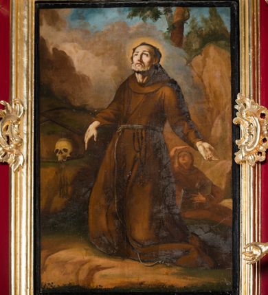 Zdjęcie nr 34: Nastawa architektoniczna, jednoosiowa, jednokondygnacyjna ze zwieńczeniem, na wysokim cokole z wyodrębnionymi konsolami. Ołtarz drewniany, sarkofagowy, na cokole, zwężający się ku dołowi z drewnianą mensą i kamiennym portatylem. Na mensie ustawione tabernakulum w formie prostopadłościennej skrzynki. Ścianka frontowa ujęta ornamentalnymi listewkami; drzwiczki w kształcie stojącego prostokąta w ornamentalnej ramie z płaskorzeźbionym przedstawieniem kielicha z hostią i winnym gronem. Nastawa ujęta parą zdwojonych pilastrów zwróconych pod kątem na zewnątrz, dekorowanych zwisami kwiatowymi, dźwigających silnie wysunięte imposty podtrzymywane przez konsole. Na tle pilastrów figury św. Antoniego Padewskiego i św. Franciszka ustawione na konsolach. W polu środkowym obraz św. Franciszka w formie stojącego prostokąta ujęty profilowaną ramą zdobioną rocaille&#039;em. Powyżej wolutowe fragmenty rocaille&#039;u, pod nim płycina. Zwieńczenie w formie trapezu ujętego spływami wolutowymi, dekorowanymi liśćmi palmowymi, ze ślimacznicami w kształcie meandru, spływającymi na belkowanie, na których stoją wazony. Całość zamknięta fragmentem wyłamanego trójbocznie gzymsu, zwieńczonego rokokowym szczytem z kwiatowymi gałązkami. W polu obraz św. Franciszki Rzymskiej w formie zbliżonej do zwieńczenia, ujęty ramą dekorowaną rocaille&#039;em. Struktura polichromowana w kolorze głębokiej czerwieni, z czarnymi profilami oraz złoconymi ramami, profilami i ornamentyką.
