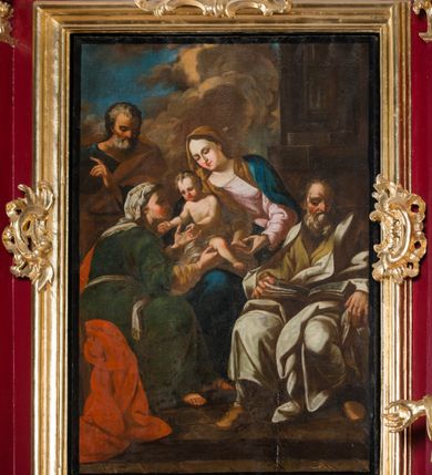 Zdjęcie nr 56: Nastawa architektoniczna, jednoosiowa, jednokondygnacyjna ze zwieńczeniem, na wysokim cokole z wyodrębnionymi konsolami. Ołtarz drewniany, sarkofagowy, na cokole, zwężający się ku dołowi z drewnianą mensą i kamiennym portatylem. Na mensie ustawione tabernakulum w formie prostopadłościennej skrzynki. Ścianka frontowa ujęta ornamentalnymi listewkami; drzwiczki w kształcie stojącego prostokąta w ornamentalnej ramie z płaskorzeźbionym przedstawieniem kielicha z hostią i winnym gronem. Nastawa ujęta parą zdwojonych pilastrów zwróconych pod kątem na zewnątrz, dekorowanych zwisami kwiatowymi, dźwigających silnie wysunięte imposty podtrzymywane przez konsole. Na tle pilastrów figury św. Antoniego Padewskiego i św. Franciszka ustawione na konsolach. W polu środkowym obraz św. Franciszka w formie stojącego prostokąta ujęty profilowaną ramą zdobioną rocaille&#039;em. Powyżej wolutowe fragmenty rocaille&#039;u, pod nim płycina. Zwieńczenie w formie trapezu ujętego spływami wolutowymi, dekorowanymi liśćmi palmowymi, ze ślimacznicami w kształcie meandru, spływającymi na belkowanie, na których stoją wazony. Całość zamknięta fragmentem wyłamanego trójbocznie gzymsu, zwieńczonego rokokowym szczytem z kwiatowymi gałązkami. W polu obraz św. Franciszki Rzymskiej w formie zbliżonej do zwieńczenia, ujęty ramą dekorowaną rocaille&#039;em. Struktura polichromowana w kolorze głębokiej czerwieni, z czarnymi profilami oraz złoconymi ramami, profilami i ornamentyką.
