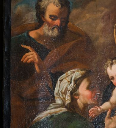 Zdjęcie nr 40: Nastawa architektoniczna, jednoosiowa, jednokondygnacyjna ze zwieńczeniem, na wysokim cokole z wyodrębnionymi konsolami. Ołtarz drewniany, sarkofagowy, na cokole, zwężający się ku dołowi z drewnianą mensą i kamiennym portatylem. Na mensie ustawione tabernakulum w formie prostopadłościennej skrzynki. Ścianka frontowa ujęta ornamentalnymi listewkami; drzwiczki w kształcie stojącego prostokąta w ornamentalnej ramie z płaskorzeźbionym przedstawieniem kielicha z hostią i winnym gronem. Nastawa ujęta parą zdwojonych pilastrów zwróconych pod kątem na zewnątrz, dekorowanych zwisami kwiatowymi, dźwigających silnie wysunięte imposty podtrzymywane przez konsole. Na tle pilastrów figury św. Antoniego Padewskiego i św. Franciszka ustawione na konsolach. W polu środkowym obraz św. Franciszka w formie stojącego prostokąta ujęty profilowaną ramą zdobioną rocaille&#039;em. Powyżej wolutowe fragmenty rocaille&#039;u, pod nim płycina. Zwieńczenie w formie trapezu ujętego spływami wolutowymi, dekorowanymi liśćmi palmowymi, ze ślimacznicami w kształcie meandru, spływającymi na belkowanie, na których stoją wazony. Całość zamknięta fragmentem wyłamanego trójbocznie gzymsu, zwieńczonego rokokowym szczytem z kwiatowymi gałązkami. W polu obraz św. Franciszki Rzymskiej w formie zbliżonej do zwieńczenia, ujęty ramą dekorowaną rocaille&#039;em. Struktura polichromowana w kolorze głębokiej czerwieni, z czarnymi profilami oraz złoconymi ramami, profilami i ornamentyką.
