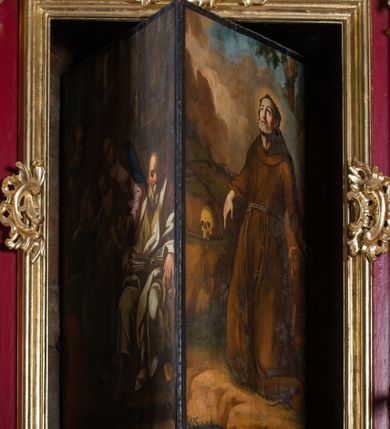 Zdjęcie nr 45: Nastawa architektoniczna, jednoosiowa, jednokondygnacyjna ze zwieńczeniem, na wysokim cokole z wyodrębnionymi konsolami. Ołtarz drewniany, sarkofagowy, na cokole, zwężający się ku dołowi z drewnianą mensą i kamiennym portatylem. Na mensie ustawione tabernakulum w formie prostopadłościennej skrzynki. Ścianka frontowa ujęta ornamentalnymi listewkami; drzwiczki w kształcie stojącego prostokąta w ornamentalnej ramie z płaskorzeźbionym przedstawieniem kielicha z hostią i winnym gronem. Nastawa ujęta parą zdwojonych pilastrów zwróconych pod kątem na zewnątrz, dekorowanych zwisami kwiatowymi, dźwigających silnie wysunięte imposty podtrzymywane przez konsole. Na tle pilastrów figury św. Antoniego Padewskiego i św. Franciszka ustawione na konsolach. W polu środkowym obraz św. Franciszka w formie stojącego prostokąta ujęty profilowaną ramą zdobioną rocaille'em. Powyżej wolutowe fragmenty rocaille'u, pod nim płycina. Zwieńczenie w formie trapezu ujętego spływami wolutowymi, dekorowanymi liśćmi palmowymi, ze ślimacznicami w kształcie meandru, spływającymi na belkowanie, na których stoją wazony. Całość zamknięta fragmentem wyłamanego trójbocznie gzymsu, zwieńczonego rokokowym szczytem z kwiatowymi gałązkami. W polu obraz św. Franciszki Rzymskiej w formie zbliżonej do zwieńczenia, ujęty ramą dekorowaną rocaille'em. Struktura polichromowana w kolorze głębokiej czerwieni, z czarnymi profilami oraz złoconymi ramami, profilami i ornamentyką.
