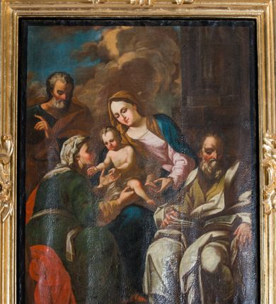 Zdjęcie nr 42: Nastawa architektoniczna, jednoosiowa, jednokondygnacyjna ze zwieńczeniem, na wysokim cokole z wyodrębnionymi konsolami. Ołtarz drewniany, sarkofagowy, na cokole, zwężający się ku dołowi z drewnianą mensą i kamiennym portatylem. Na mensie ustawione tabernakulum w formie prostopadłościennej skrzynki. Ścianka frontowa ujęta ornamentalnymi listewkami; drzwiczki w kształcie stojącego prostokąta w ornamentalnej ramie z płaskorzeźbionym przedstawieniem kielicha z hostią i winnym gronem. Nastawa ujęta parą zdwojonych pilastrów zwróconych pod kątem na zewnątrz, dekorowanych zwisami kwiatowymi, dźwigających silnie wysunięte imposty podtrzymywane przez konsole. Na tle pilastrów figury św. Antoniego Padewskiego i św. Franciszka ustawione na konsolach. W polu środkowym obraz św. Franciszka w formie stojącego prostokąta ujęty profilowaną ramą zdobioną rocaille'em. Powyżej wolutowe fragmenty rocaille'u, pod nim płycina. Zwieńczenie w formie trapezu ujętego spływami wolutowymi, dekorowanymi liśćmi palmowymi, ze ślimacznicami w kształcie meandru, spływającymi na belkowanie, na których stoją wazony. Całość zamknięta fragmentem wyłamanego trójbocznie gzymsu, zwieńczonego rokokowym szczytem z kwiatowymi gałązkami. W polu obraz św. Franciszki Rzymskiej w formie zbliżonej do zwieńczenia, ujęty ramą dekorowaną rocaille'em. Struktura polichromowana w kolorze głębokiej czerwieni, z czarnymi profilami oraz złoconymi ramami, profilami i ornamentyką.
