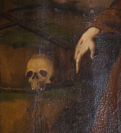 Zdjęcie nr 43: Nastawa architektoniczna, jednoosiowa, jednokondygnacyjna ze zwieńczeniem, na wysokim cokole z wyodrębnionymi konsolami. Ołtarz drewniany, sarkofagowy, na cokole, zwężający się ku dołowi z drewnianą mensą i kamiennym portatylem. Na mensie ustawione tabernakulum w formie prostopadłościennej skrzynki. Ścianka frontowa ujęta ornamentalnymi listewkami; drzwiczki w kształcie stojącego prostokąta w ornamentalnej ramie z płaskorzeźbionym przedstawieniem kielicha z hostią i winnym gronem. Nastawa ujęta parą zdwojonych pilastrów zwróconych pod kątem na zewnątrz, dekorowanych zwisami kwiatowymi, dźwigających silnie wysunięte imposty podtrzymywane przez konsole. Na tle pilastrów figury św. Antoniego Padewskiego i św. Franciszka ustawione na konsolach. W polu środkowym obraz św. Franciszka w formie stojącego prostokąta ujęty profilowaną ramą zdobioną rocaille&#039;em. Powyżej wolutowe fragmenty rocaille&#039;u, pod nim płycina. Zwieńczenie w formie trapezu ujętego spływami wolutowymi, dekorowanymi liśćmi palmowymi, ze ślimacznicami w kształcie meandru, spływającymi na belkowanie, na których stoją wazony. Całość zamknięta fragmentem wyłamanego trójbocznie gzymsu, zwieńczonego rokokowym szczytem z kwiatowymi gałązkami. W polu obraz św. Franciszki Rzymskiej w formie zbliżonej do zwieńczenia, ujęty ramą dekorowaną rocaille&#039;em. Struktura polichromowana w kolorze głębokiej czerwieni, z czarnymi profilami oraz złoconymi ramami, profilami i ornamentyką.
