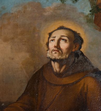 Zdjęcie nr 44: Nastawa architektoniczna, jednoosiowa, jednokondygnacyjna ze zwieńczeniem, na wysokim cokole z wyodrębnionymi konsolami. Ołtarz drewniany, sarkofagowy, na cokole, zwężający się ku dołowi z drewnianą mensą i kamiennym portatylem. Na mensie ustawione tabernakulum w formie prostopadłościennej skrzynki. Ścianka frontowa ujęta ornamentalnymi listewkami; drzwiczki w kształcie stojącego prostokąta w ornamentalnej ramie z płaskorzeźbionym przedstawieniem kielicha z hostią i winnym gronem. Nastawa ujęta parą zdwojonych pilastrów zwróconych pod kątem na zewnątrz, dekorowanych zwisami kwiatowymi, dźwigających silnie wysunięte imposty podtrzymywane przez konsole. Na tle pilastrów figury św. Antoniego Padewskiego i św. Franciszka ustawione na konsolach. W polu środkowym obraz św. Franciszka w formie stojącego prostokąta ujęty profilowaną ramą zdobioną rocaille&#039;em. Powyżej wolutowe fragmenty rocaille&#039;u, pod nim płycina. Zwieńczenie w formie trapezu ujętego spływami wolutowymi, dekorowanymi liśćmi palmowymi, ze ślimacznicami w kształcie meandru, spływającymi na belkowanie, na których stoją wazony. Całość zamknięta fragmentem wyłamanego trójbocznie gzymsu, zwieńczonego rokokowym szczytem z kwiatowymi gałązkami. W polu obraz św. Franciszki Rzymskiej w formie zbliżonej do zwieńczenia, ujęty ramą dekorowaną rocaille&#039;em. Struktura polichromowana w kolorze głębokiej czerwieni, z czarnymi profilami oraz złoconymi ramami, profilami i ornamentyką.
