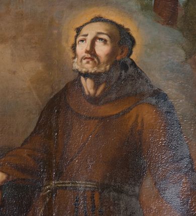 Zdjęcie nr 47: Nastawa architektoniczna, jednoosiowa, jednokondygnacyjna ze zwieńczeniem, na wysokim cokole z wyodrębnionymi konsolami. Ołtarz drewniany, sarkofagowy, na cokole, zwężający się ku dołowi z drewnianą mensą i kamiennym portatylem. Na mensie ustawione tabernakulum w formie prostopadłościennej skrzynki. Ścianka frontowa ujęta ornamentalnymi listewkami; drzwiczki w kształcie stojącego prostokąta w ornamentalnej ramie z płaskorzeźbionym przedstawieniem kielicha z hostią i winnym gronem. Nastawa ujęta parą zdwojonych pilastrów zwróconych pod kątem na zewnątrz, dekorowanych zwisami kwiatowymi, dźwigających silnie wysunięte imposty podtrzymywane przez konsole. Na tle pilastrów figury św. Antoniego Padewskiego i św. Franciszka ustawione na konsolach. W polu środkowym obraz św. Franciszka w formie stojącego prostokąta ujęty profilowaną ramą zdobioną rocaille'em. Powyżej wolutowe fragmenty rocaille'u, pod nim płycina. Zwieńczenie w formie trapezu ujętego spływami wolutowymi, dekorowanymi liśćmi palmowymi, ze ślimacznicami w kształcie meandru, spływającymi na belkowanie, na których stoją wazony. Całość zamknięta fragmentem wyłamanego trójbocznie gzymsu, zwieńczonego rokokowym szczytem z kwiatowymi gałązkami. W polu obraz św. Franciszki Rzymskiej w formie zbliżonej do zwieńczenia, ujęty ramą dekorowaną rocaille'em. Struktura polichromowana w kolorze głębokiej czerwieni, z czarnymi profilami oraz złoconymi ramami, profilami i ornamentyką.
