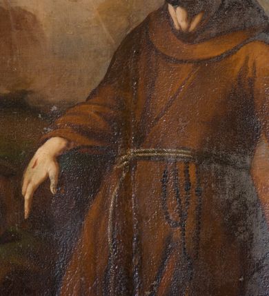 Zdjęcie nr 48: Nastawa architektoniczna, jednoosiowa, jednokondygnacyjna ze zwieńczeniem, na wysokim cokole z wyodrębnionymi konsolami. Ołtarz drewniany, sarkofagowy, na cokole, zwężający się ku dołowi z drewnianą mensą i kamiennym portatylem. Na mensie ustawione tabernakulum w formie prostopadłościennej skrzynki. Ścianka frontowa ujęta ornamentalnymi listewkami; drzwiczki w kształcie stojącego prostokąta w ornamentalnej ramie z płaskorzeźbionym przedstawieniem kielicha z hostią i winnym gronem. Nastawa ujęta parą zdwojonych pilastrów zwróconych pod kątem na zewnątrz, dekorowanych zwisami kwiatowymi, dźwigających silnie wysunięte imposty podtrzymywane przez konsole. Na tle pilastrów figury św. Antoniego Padewskiego i św. Franciszka ustawione na konsolach. W polu środkowym obraz św. Franciszka w formie stojącego prostokąta ujęty profilowaną ramą zdobioną rocaille&#039;em. Powyżej wolutowe fragmenty rocaille&#039;u, pod nim płycina. Zwieńczenie w formie trapezu ujętego spływami wolutowymi, dekorowanymi liśćmi palmowymi, ze ślimacznicami w kształcie meandru, spływającymi na belkowanie, na których stoją wazony. Całość zamknięta fragmentem wyłamanego trójbocznie gzymsu, zwieńczonego rokokowym szczytem z kwiatowymi gałązkami. W polu obraz św. Franciszki Rzymskiej w formie zbliżonej do zwieńczenia, ujęty ramą dekorowaną rocaille&#039;em. Struktura polichromowana w kolorze głębokiej czerwieni, z czarnymi profilami oraz złoconymi ramami, profilami i ornamentyką.
