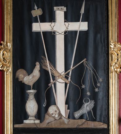 Zdjęcie nr 65: Nastawa architektoniczna, jednoosiowa, jednokondygnacyjna ze zwieńczeniem, na wysokim cokole z wyodrębnionymi konsolami. Ołtarz drewniany, sarkofagowy, na cokole, zwężający się ku dołowi z drewnianą mensą i kamiennym portatylem. Na mensie ustawione tabernakulum w formie prostopadłościennej skrzynki. Ścianka frontowa ujęta ornamentalnymi listewkami; drzwiczki w kształcie stojącego prostokąta w ornamentalnej ramie z płaskorzeźbionym przedstawieniem kielicha z hostią i winnym gronem. Nastawa ujęta parą zdwojonych pilastrów zwróconych pod kątem na zewnątrz, dekorowanych zwisami kwiatowymi, dźwigających silnie wysunięte imposty podtrzymywane przez konsole. Na tle pilastrów figury św. Antoniego Padewskiego i św. Franciszka ustawione na konsolach. W polu środkowym obraz św. Franciszka w formie stojącego prostokąta ujęty profilowaną ramą zdobioną rocaille&#039;em. Powyżej wolutowe fragmenty rocaille&#039;u, pod nim płycina. Zwieńczenie w formie trapezu ujętego spływami wolutowymi, dekorowanymi liśćmi palmowymi, ze ślimacznicami w kształcie meandru, spływającymi na belkowanie, na których stoją wazony. Całość zamknięta fragmentem wyłamanego trójbocznie gzymsu, zwieńczonego rokokowym szczytem z kwiatowymi gałązkami. W polu obraz św. Franciszki Rzymskiej w formie zbliżonej do zwieńczenia, ujęty ramą dekorowaną rocaille&#039;em. Struktura polichromowana w kolorze głębokiej czerwieni, z czarnymi profilami oraz złoconymi ramami, profilami i ornamentyką.
