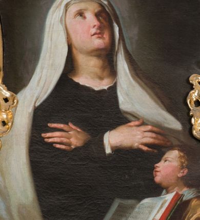 Zdjęcie nr 54: Nastawa architektoniczna, jednoosiowa, jednokondygnacyjna ze zwieńczeniem, na wysokim cokole z wyodrębnionymi konsolami. Ołtarz drewniany, sarkofagowy, na cokole, zwężający się ku dołowi z drewnianą mensą i kamiennym portatylem. Na mensie ustawione tabernakulum w formie prostopadłościennej skrzynki. Ścianka frontowa ujęta ornamentalnymi listewkami; drzwiczki w kształcie stojącego prostokąta w ornamentalnej ramie z płaskorzeźbionym przedstawieniem kielicha z hostią i winnym gronem. Nastawa ujęta parą zdwojonych pilastrów zwróconych pod kątem na zewnątrz, dekorowanych zwisami kwiatowymi, dźwigających silnie wysunięte imposty podtrzymywane przez konsole. Na tle pilastrów figury św. Antoniego Padewskiego i św. Franciszka ustawione na konsolach. W polu środkowym obraz św. Franciszka w formie stojącego prostokąta ujęty profilowaną ramą zdobioną rocaille'em. Powyżej wolutowe fragmenty rocaille'u, pod nim płycina. Zwieńczenie w formie trapezu ujętego spływami wolutowymi, dekorowanymi liśćmi palmowymi, ze ślimacznicami w kształcie meandru, spływającymi na belkowanie, na których stoją wazony. Całość zamknięta fragmentem wyłamanego trójbocznie gzymsu, zwieńczonego rokokowym szczytem z kwiatowymi gałązkami. W polu obraz św. Franciszki Rzymskiej w formie zbliżonej do zwieńczenia, ujęty ramą dekorowaną rocaille'em. Struktura polichromowana w kolorze głębokiej czerwieni, z czarnymi profilami oraz złoconymi ramami, profilami i ornamentyką.
