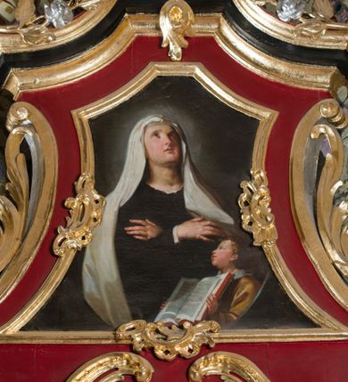 Zdjęcie nr 55: Nastawa architektoniczna, jednoosiowa, jednokondygnacyjna ze zwieńczeniem, na wysokim cokole z wyodrębnionymi konsolami. Ołtarz drewniany, sarkofagowy, na cokole, zwężający się ku dołowi z drewnianą mensą i kamiennym portatylem. Na mensie ustawione tabernakulum w formie prostopadłościennej skrzynki. Ścianka frontowa ujęta ornamentalnymi listewkami; drzwiczki w kształcie stojącego prostokąta w ornamentalnej ramie z płaskorzeźbionym przedstawieniem kielicha z hostią i winnym gronem. Nastawa ujęta parą zdwojonych pilastrów zwróconych pod kątem na zewnątrz, dekorowanych zwisami kwiatowymi, dźwigających silnie wysunięte imposty podtrzymywane przez konsole. Na tle pilastrów figury św. Antoniego Padewskiego i św. Franciszka ustawione na konsolach. W polu środkowym obraz św. Franciszka w formie stojącego prostokąta ujęty profilowaną ramą zdobioną rocaille'em. Powyżej wolutowe fragmenty rocaille'u, pod nim płycina. Zwieńczenie w formie trapezu ujętego spływami wolutowymi, dekorowanymi liśćmi palmowymi, ze ślimacznicami w kształcie meandru, spływającymi na belkowanie, na których stoją wazony. Całość zamknięta fragmentem wyłamanego trójbocznie gzymsu, zwieńczonego rokokowym szczytem z kwiatowymi gałązkami. W polu obraz św. Franciszki Rzymskiej w formie zbliżonej do zwieńczenia, ujęty ramą dekorowaną rocaille'em. Struktura polichromowana w kolorze głębokiej czerwieni, z czarnymi profilami oraz złoconymi ramami, profilami i ornamentyką.
