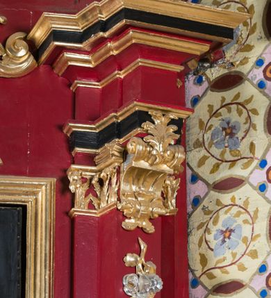 Zdjęcie nr 63: Nastawa architektoniczna, jednoosiowa, jednokondygnacyjna ze zwieńczeniem, na wysokim cokole z wyodrębnionymi konsolami. Ołtarz drewniany, sarkofagowy, na cokole, zwężający się ku dołowi z drewnianą mensą i kamiennym portatylem. Na mensie ustawione tabernakulum w formie prostopadłościennej skrzynki. Ścianka frontowa ujęta ornamentalnymi listewkami; drzwiczki w kształcie stojącego prostokąta w ornamentalnej ramie z płaskorzeźbionym przedstawieniem kielicha z hostią i winnym gronem. Nastawa ujęta parą zdwojonych pilastrów zwróconych pod kątem na zewnątrz, dekorowanych zwisami kwiatowymi, dźwigających silnie wysunięte imposty podtrzymywane przez konsole. Na tle pilastrów figury św. Antoniego Padewskiego i św. Franciszka ustawione na konsolach. W polu środkowym obraz św. Franciszka w formie stojącego prostokąta ujęty profilowaną ramą zdobioną rocaille'em. Powyżej wolutowe fragmenty rocaille'u, pod nim płycina. Zwieńczenie w formie trapezu ujętego spływami wolutowymi, dekorowanymi liśćmi palmowymi, ze ślimacznicami w kształcie meandru, spływającymi na belkowanie, na których stoją wazony. Całość zamknięta fragmentem wyłamanego trójbocznie gzymsu, zwieńczonego rokokowym szczytem z kwiatowymi gałązkami. W polu obraz św. Franciszki Rzymskiej w formie zbliżonej do zwieńczenia, ujęty ramą dekorowaną rocaille'em. Struktura polichromowana w kolorze głębokiej czerwieni, z czarnymi profilami oraz złoconymi ramami, profilami i ornamentyką.
