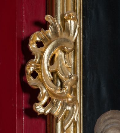 Zdjęcie nr 61: Nastawa architektoniczna, jednoosiowa, jednokondygnacyjna ze zwieńczeniem, na wysokim cokole z wyodrębnionymi konsolami. Ołtarz drewniany, sarkofagowy, na cokole, zwężający się ku dołowi z drewnianą mensą i kamiennym portatylem. Na mensie ustawione tabernakulum w formie prostopadłościennej skrzynki. Ścianka frontowa ujęta ornamentalnymi listewkami; drzwiczki w kształcie stojącego prostokąta w ornamentalnej ramie z płaskorzeźbionym przedstawieniem kielicha z hostią i winnym gronem. Nastawa ujęta parą zdwojonych pilastrów zwróconych pod kątem na zewnątrz, dekorowanych zwisami kwiatowymi, dźwigających silnie wysunięte imposty podtrzymywane przez konsole. Na tle pilastrów figury św. Antoniego Padewskiego i św. Franciszka ustawione na konsolach. W polu środkowym obraz św. Franciszka w formie stojącego prostokąta ujęty profilowaną ramą zdobioną rocaille'em. Powyżej wolutowe fragmenty rocaille'u, pod nim płycina. Zwieńczenie w formie trapezu ujętego spływami wolutowymi, dekorowanymi liśćmi palmowymi, ze ślimacznicami w kształcie meandru, spływającymi na belkowanie, na których stoją wazony. Całość zamknięta fragmentem wyłamanego trójbocznie gzymsu, zwieńczonego rokokowym szczytem z kwiatowymi gałązkami. W polu obraz św. Franciszki Rzymskiej w formie zbliżonej do zwieńczenia, ujęty ramą dekorowaną rocaille'em. Struktura polichromowana w kolorze głębokiej czerwieni, z czarnymi profilami oraz złoconymi ramami, profilami i ornamentyką.
