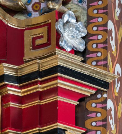 Zdjęcie nr 26: Nastawa architektoniczna, jednoosiowa, jednokondygnacyjna ze zwieńczeniem, na wysokim cokole z wyodrębnionymi konsolami. Ołtarz drewniany, sarkofagowy, na cokole, zwężający się ku dołowi z drewnianą mensą i kamiennym portatylem. Nastawa ujęta parą zdwojonych pilastrów zwróconych pod kątem na zewnątrz, dekorowanych zwisami kwiatowymi, dźwigających silnie wysunięte imposty podtrzymywane przez konsole. Na tle pilastrów figury św. Wawrzyńca i św. Szczepana ustawione na konsolach. Całe pole środkowe wypełnia wtórnie umieszczony obraz „Jezu ufam Tobie” w profilowanej ramie zdobionej rocaille'em. Nad nim fragmenty rocaille'u, pod nim płycina z dekoracją roślinną. Zwieńczenie w formie trapezu ujętego spływami wolutowymi, dekorowanymi liśćmi palmowymi, ze ślimacznicami w kształcie meandru, spływającymi na belkowanie, na których stoją wazony. Całość zamknięta fragmentem wyłamanego trójbocznie gzymsu, zwieńczonego rokokowym szczytem z kwiatowymi gałązkami. W polu obraz św. Wojciecha w formie zbliżonej do zwieńczenia, ujęty ramą dekorowaną rocaille'em. Struktura polichromowana w kolorze głębokiej czerwieni, z czarnymi profilami oraz złoconymi ramami, profilami i ornamentyką.
