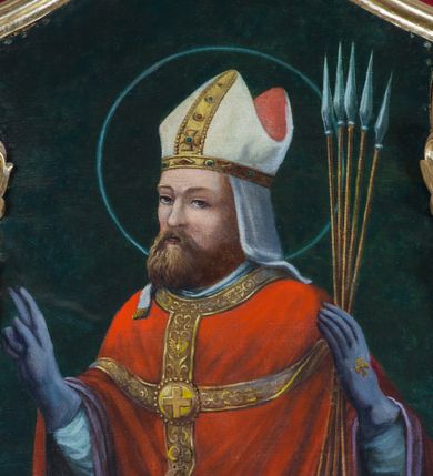 Zdjęcie nr 29: Nastawa architektoniczna, jednoosiowa, jednokondygnacyjna ze zwieńczeniem, na wysokim cokole z wyodrębnionymi konsolami. Ołtarz drewniany, sarkofagowy, na cokole, zwężający się ku dołowi z drewnianą mensą i kamiennym portatylem. Nastawa ujęta parą zdwojonych pilastrów zwróconych pod kątem na zewnątrz, dekorowanych zwisami kwiatowymi, dźwigających silnie wysunięte imposty podtrzymywane przez konsole. Na tle pilastrów figury św. Wawrzyńca i św. Szczepana ustawione na konsolach. Całe pole środkowe wypełnia wtórnie umieszczony obraz „Jezu ufam Tobie” w profilowanej ramie zdobionej rocaille&#039;em. Nad nim fragmenty rocaille&#039;u, pod nim płycina z dekoracją roślinną. Zwieńczenie w formie trapezu ujętego spływami wolutowymi, dekorowanymi liśćmi palmowymi, ze ślimacznicami w kształcie meandru, spływającymi na belkowanie, na których stoją wazony. Całość zamknięta fragmentem wyłamanego trójbocznie gzymsu, zwieńczonego rokokowym szczytem z kwiatowymi gałązkami. W polu obraz św. Wojciecha w formie zbliżonej do zwieńczenia, ujęty ramą dekorowaną rocaille&#039;em. Struktura polichromowana w kolorze głębokiej czerwieni, z czarnymi profilami oraz złoconymi ramami, profilami i ornamentyką.
