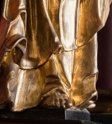 Zdjęcie nr 5: Nastawa architektoniczna, jednoosiowa, jednokondygnacyjna ze zwieńczeniem, ustawiona na dwustrefowym cokole z wyodrębnionymi prostopadłościanami. Ołtarz drewniany, prostopadłościenny z drewnianą mensą. Antepedium wydzielone ramą i wysunięte do przodu, ujęte pilastrami dźwigającymi niepełne belkowanie, w polu wieniec laurowy z rozetą, nad nim kokarda z karbowanej wstęgi flankowana przez dwa podwieszone festony z tkaniny, poniżej wić roślinna. Na ołtarzu ustawione tabernakulum w formie metalowej skrzynki w drewnianej obudowie, ujęte ustawionymi pod kątem spływami wolutowymi. Ścianka frontowa wypukła, z drewnianymi drzwiczkami w kształcie stojącego prostokąta zamkniętego łukiem półkolistym z płaskorzeźbionym kielichem z hostią i kłosami zbóż. Na nim wysoki tron wystawienia z wypukłym frontem z zamontowanym wtórnie nowym tabernakulum (wcześniej obrotowa nisza). Tron ujęty pilastrami ustawionymi pod kątem, o trzonach przechodzących w spływy wolutowe, dekorowane zwisami kwiatowymi; zwieńczony jest trzema rocaille'owymi kabłąkami dekorowanymi zwisami kwiatowymi, podtrzymującymi figurkę pelikana karmiącego młode w gnieździe. Tabernakulum i tron flankowane spływami z podwieszonymi zwisami kwiatowymi zakończonymi cokołami, dźwigającymi przerwany wolutowy przyczółek z figurkami adorujących aniołów; spływy w górnej części zamknięte fragmentami gzymsu z palmetami. 
Nastawa ujęta dwiema parami pilastrów oraz stojącą na ich tle parą kolumn na cokołach dźwigających pełne belkowanie przerwane nad polem środkowym oraz fragmenty przerwanego, wolutowego przyczółka. Przed wewnętrzną parą pilastrów ustawione figury św. Piotra i św. Pawła; na belkowaniu wazony, na przyczółku putta trzymające słońce i księżyc. W polu środkowym podwójna wnęka w formie stojącego prostokąta zamkniętego łukiem odcinkowym nadwieszonym, ujęta profilowaną ramą, ze znacznie mniejszym obrazem Matki Boskiej w kształcie stojącego prostokąta. Nad nią medalion utworzony z wolut i zwisów, zwieńczony koroną otwartą. Zwieńczenie nastawy w formie trapezu ujętego wolutami spływającymi na belkowanie, zamknięte fragmentem falistego gzymsu, dekorowanym medalionem z Okiem Opatrzności w otoku z obłoków w glorii promienistej oraz gałązkami kwiatowymi. W polu obraz św. Katarzyny w formie zbliżonej do zwieńczenia, o ściętych dolnych narożach, w profilowanej ramie, z gałązkami kwiatowymi. 
Nastawa flankowana uszami utworzonymi z rocaille'u, przytwierdzonymi do ściany. Ujęta parą wsporników na trumienki relikwiarzowe oraz parą dużych konsol dekorowanych rocaille'm z figurami św. Mikołaja i św. Stanisława. Struktura polichromowana w kolorze głębokiej czerwieni z czarnymi profilami; kolumny, ornamentyka i profile złocone i srebrzone.