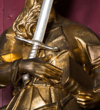 Zdjęcie nr 16: Nastawa architektoniczna, jednoosiowa, jednokondygnacyjna ze zwieńczeniem, ustawiona na dwustrefowym cokole z wyodrębnionymi prostopadłościanami. Ołtarz drewniany, prostopadłościenny z drewnianą mensą. Antepedium wydzielone ramą i wysunięte do przodu, ujęte pilastrami dźwigającymi niepełne belkowanie, w polu wieniec laurowy z rozetą, nad nim kokarda z karbowanej wstęgi flankowana przez dwa podwieszone festony z tkaniny, poniżej wić roślinna. Na ołtarzu ustawione tabernakulum w formie metalowej skrzynki w drewnianej obudowie, ujęte ustawionymi pod kątem spływami wolutowymi. Ścianka frontowa wypukła, z drewnianymi drzwiczkami w kształcie stojącego prostokąta zamkniętego łukiem półkolistym z płaskorzeźbionym kielichem z hostią i kłosami zbóż. Na nim wysoki tron wystawienia z wypukłym frontem z zamontowanym wtórnie nowym tabernakulum (wcześniej obrotowa nisza). Tron ujęty pilastrami ustawionymi pod kątem, o trzonach przechodzących w spływy wolutowe, dekorowane zwisami kwiatowymi; zwieńczony jest trzema rocaille&#039;owymi kabłąkami dekorowanymi zwisami kwiatowymi, podtrzymującymi figurkę pelikana karmiącego młode w gnieździe. Tabernakulum i tron flankowane spływami z podwieszonymi zwisami kwiatowymi zakończonymi cokołami, dźwigającymi przerwany wolutowy przyczółek z figurkami adorujących aniołów; spływy w górnej części zamknięte fragmentami gzymsu z palmetami. 
Nastawa ujęta dwiema parami pilastrów oraz stojącą na ich tle parą kolumn na cokołach dźwigających pełne belkowanie przerwane nad polem środkowym oraz fragmenty przerwanego, wolutowego przyczółka. Przed wewnętrzną parą pilastrów ustawione figury św. Piotra i św. Pawła; na belkowaniu wazony, na przyczółku putta trzymające słońce i księżyc. W polu środkowym podwójna wnęka w formie stojącego prostokąta zamkniętego łukiem odcinkowym nadwieszonym, ujęta profilowaną ramą, ze znacznie mniejszym obrazem Matki Boskiej w kształcie stojącego prostokąta. Nad nią medalion utworzony z wolut i zwisów, zwieńczony koroną otwartą. Zwieńczenie nastawy w formie trapezu ujętego wolutami spływającymi na belkowanie, zamknięte fragmentem falistego gzymsu, dekorowanym medalionem z Okiem Opatrzności w otoku z obłoków w glorii promienistej oraz gałązkami kwiatowymi. W polu obraz św. Katarzyny w formie zbliżonej do zwieńczenia, o ściętych dolnych narożach, w profilowanej ramie, z gałązkami kwiatowymi. 
Nastawa flankowana uszami utworzonymi z rocaille&#039;u, przytwierdzonymi do ściany. Ujęta parą wsporników na trumienki relikwiarzowe oraz parą dużych konsol dekorowanych rocaille&#039;m z figurami św. Mikołaja i św. Stanisława. Struktura polichromowana w kolorze głębokiej czerwieni z czarnymi profilami; kolumny, ornamentyka i profile złocone i srebrzone.