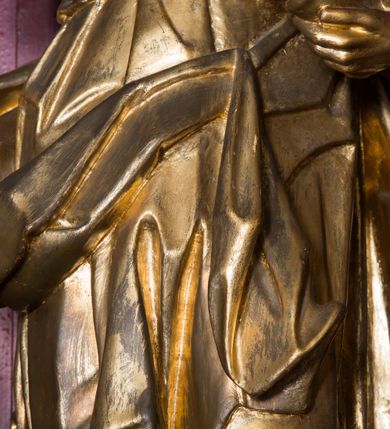 Zdjęcie nr 17: Nastawa architektoniczna, jednoosiowa, jednokondygnacyjna ze zwieńczeniem, ustawiona na dwustrefowym cokole z wyodrębnionymi prostopadłościanami. Ołtarz drewniany, prostopadłościenny z drewnianą mensą. Antepedium wydzielone ramą i wysunięte do przodu, ujęte pilastrami dźwigającymi niepełne belkowanie, w polu wieniec laurowy z rozetą, nad nim kokarda z karbowanej wstęgi flankowana przez dwa podwieszone festony z tkaniny, poniżej wić roślinna. Na ołtarzu ustawione tabernakulum w formie metalowej skrzynki w drewnianej obudowie, ujęte ustawionymi pod kątem spływami wolutowymi. Ścianka frontowa wypukła, z drewnianymi drzwiczkami w kształcie stojącego prostokąta zamkniętego łukiem półkolistym z płaskorzeźbionym kielichem z hostią i kłosami zbóż. Na nim wysoki tron wystawienia z wypukłym frontem z zamontowanym wtórnie nowym tabernakulum (wcześniej obrotowa nisza). Tron ujęty pilastrami ustawionymi pod kątem, o trzonach przechodzących w spływy wolutowe, dekorowane zwisami kwiatowymi; zwieńczony jest trzema rocaille&#039;owymi kabłąkami dekorowanymi zwisami kwiatowymi, podtrzymującymi figurkę pelikana karmiącego młode w gnieździe. Tabernakulum i tron flankowane spływami z podwieszonymi zwisami kwiatowymi zakończonymi cokołami, dźwigającymi przerwany wolutowy przyczółek z figurkami adorujących aniołów; spływy w górnej części zamknięte fragmentami gzymsu z palmetami. 
Nastawa ujęta dwiema parami pilastrów oraz stojącą na ich tle parą kolumn na cokołach dźwigających pełne belkowanie przerwane nad polem środkowym oraz fragmenty przerwanego, wolutowego przyczółka. Przed wewnętrzną parą pilastrów ustawione figury św. Piotra i św. Pawła; na belkowaniu wazony, na przyczółku putta trzymające słońce i księżyc. W polu środkowym podwójna wnęka w formie stojącego prostokąta zamkniętego łukiem odcinkowym nadwieszonym, ujęta profilowaną ramą, ze znacznie mniejszym obrazem Matki Boskiej w kształcie stojącego prostokąta. Nad nią medalion utworzony z wolut i zwisów, zwieńczony koroną otwartą. Zwieńczenie nastawy w formie trapezu ujętego wolutami spływającymi na belkowanie, zamknięte fragmentem falistego gzymsu, dekorowanym medalionem z Okiem Opatrzności w otoku z obłoków w glorii promienistej oraz gałązkami kwiatowymi. W polu obraz św. Katarzyny w formie zbliżonej do zwieńczenia, o ściętych dolnych narożach, w profilowanej ramie, z gałązkami kwiatowymi. 
Nastawa flankowana uszami utworzonymi z rocaille&#039;u, przytwierdzonymi do ściany. Ujęta parą wsporników na trumienki relikwiarzowe oraz parą dużych konsol dekorowanych rocaille&#039;m z figurami św. Mikołaja i św. Stanisława. Struktura polichromowana w kolorze głębokiej czerwieni z czarnymi profilami; kolumny, ornamentyka i profile złocone i srebrzone.