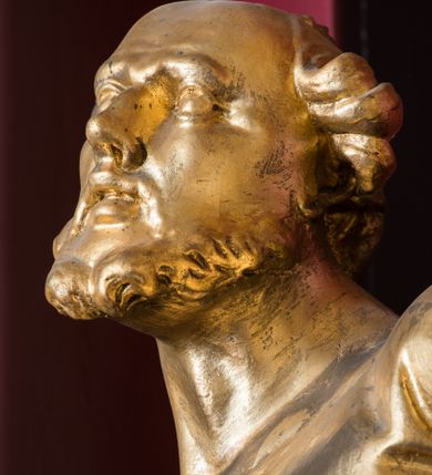 Zdjęcie nr 19: Nastawa architektoniczna, jednoosiowa, jednokondygnacyjna ze zwieńczeniem, ustawiona na dwustrefowym cokole z wyodrębnionymi prostopadłościanami. Ołtarz drewniany, prostopadłościenny z drewnianą mensą. Antepedium wydzielone ramą i wysunięte do przodu, ujęte pilastrami dźwigającymi niepełne belkowanie, w polu wieniec laurowy z rozetą, nad nim kokarda z karbowanej wstęgi flankowana przez dwa podwieszone festony z tkaniny, poniżej wić roślinna. Na ołtarzu ustawione tabernakulum w formie metalowej skrzynki w drewnianej obudowie, ujęte ustawionymi pod kątem spływami wolutowymi. Ścianka frontowa wypukła, z drewnianymi drzwiczkami w kształcie stojącego prostokąta zamkniętego łukiem półkolistym z płaskorzeźbionym kielichem z hostią i kłosami zbóż. Na nim wysoki tron wystawienia z wypukłym frontem z zamontowanym wtórnie nowym tabernakulum (wcześniej obrotowa nisza). Tron ujęty pilastrami ustawionymi pod kątem, o trzonach przechodzących w spływy wolutowe, dekorowane zwisami kwiatowymi; zwieńczony jest trzema rocaille&#039;owymi kabłąkami dekorowanymi zwisami kwiatowymi, podtrzymującymi figurkę pelikana karmiącego młode w gnieździe. Tabernakulum i tron flankowane spływami z podwieszonymi zwisami kwiatowymi zakończonymi cokołami, dźwigającymi przerwany wolutowy przyczółek z figurkami adorujących aniołów; spływy w górnej części zamknięte fragmentami gzymsu z palmetami. 
Nastawa ujęta dwiema parami pilastrów oraz stojącą na ich tle parą kolumn na cokołach dźwigających pełne belkowanie przerwane nad polem środkowym oraz fragmenty przerwanego, wolutowego przyczółka. Przed wewnętrzną parą pilastrów ustawione figury św. Piotra i św. Pawła; na belkowaniu wazony, na przyczółku putta trzymające słońce i księżyc. W polu środkowym podwójna wnęka w formie stojącego prostokąta zamkniętego łukiem odcinkowym nadwieszonym, ujęta profilowaną ramą, ze znacznie mniejszym obrazem Matki Boskiej w kształcie stojącego prostokąta. Nad nią medalion utworzony z wolut i zwisów, zwieńczony koroną otwartą. Zwieńczenie nastawy w formie trapezu ujętego wolutami spływającymi na belkowanie, zamknięte fragmentem falistego gzymsu, dekorowanym medalionem z Okiem Opatrzności w otoku z obłoków w glorii promienistej oraz gałązkami kwiatowymi. W polu obraz św. Katarzyny w formie zbliżonej do zwieńczenia, o ściętych dolnych narożach, w profilowanej ramie, z gałązkami kwiatowymi. 
Nastawa flankowana uszami utworzonymi z rocaille&#039;u, przytwierdzonymi do ściany. Ujęta parą wsporników na trumienki relikwiarzowe oraz parą dużych konsol dekorowanych rocaille&#039;m z figurami św. Mikołaja i św. Stanisława. Struktura polichromowana w kolorze głębokiej czerwieni z czarnymi profilami; kolumny, ornamentyka i profile złocone i srebrzone.