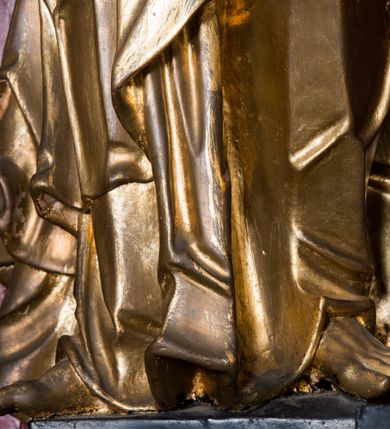 Zdjęcie nr 18: Nastawa architektoniczna, jednoosiowa, jednokondygnacyjna ze zwieńczeniem, ustawiona na dwustrefowym cokole z wyodrębnionymi prostopadłościanami. Ołtarz drewniany, prostopadłościenny z drewnianą mensą. Antepedium wydzielone ramą i wysunięte do przodu, ujęte pilastrami dźwigającymi niepełne belkowanie, w polu wieniec laurowy z rozetą, nad nim kokarda z karbowanej wstęgi flankowana przez dwa podwieszone festony z tkaniny, poniżej wić roślinna. Na ołtarzu ustawione tabernakulum w formie metalowej skrzynki w drewnianej obudowie, ujęte ustawionymi pod kątem spływami wolutowymi. Ścianka frontowa wypukła, z drewnianymi drzwiczkami w kształcie stojącego prostokąta zamkniętego łukiem półkolistym z płaskorzeźbionym kielichem z hostią i kłosami zbóż. Na nim wysoki tron wystawienia z wypukłym frontem z zamontowanym wtórnie nowym tabernakulum (wcześniej obrotowa nisza). Tron ujęty pilastrami ustawionymi pod kątem, o trzonach przechodzących w spływy wolutowe, dekorowane zwisami kwiatowymi; zwieńczony jest trzema rocaille&#039;owymi kabłąkami dekorowanymi zwisami kwiatowymi, podtrzymującymi figurkę pelikana karmiącego młode w gnieździe. Tabernakulum i tron flankowane spływami z podwieszonymi zwisami kwiatowymi zakończonymi cokołami, dźwigającymi przerwany wolutowy przyczółek z figurkami adorujących aniołów; spływy w górnej części zamknięte fragmentami gzymsu z palmetami. 
Nastawa ujęta dwiema parami pilastrów oraz stojącą na ich tle parą kolumn na cokołach dźwigających pełne belkowanie przerwane nad polem środkowym oraz fragmenty przerwanego, wolutowego przyczółka. Przed wewnętrzną parą pilastrów ustawione figury św. Piotra i św. Pawła; na belkowaniu wazony, na przyczółku putta trzymające słońce i księżyc. W polu środkowym podwójna wnęka w formie stojącego prostokąta zamkniętego łukiem odcinkowym nadwieszonym, ujęta profilowaną ramą, ze znacznie mniejszym obrazem Matki Boskiej w kształcie stojącego prostokąta. Nad nią medalion utworzony z wolut i zwisów, zwieńczony koroną otwartą. Zwieńczenie nastawy w formie trapezu ujętego wolutami spływającymi na belkowanie, zamknięte fragmentem falistego gzymsu, dekorowanym medalionem z Okiem Opatrzności w otoku z obłoków w glorii promienistej oraz gałązkami kwiatowymi. W polu obraz św. Katarzyny w formie zbliżonej do zwieńczenia, o ściętych dolnych narożach, w profilowanej ramie, z gałązkami kwiatowymi. 
Nastawa flankowana uszami utworzonymi z rocaille&#039;u, przytwierdzonymi do ściany. Ujęta parą wsporników na trumienki relikwiarzowe oraz parą dużych konsol dekorowanych rocaille&#039;m z figurami św. Mikołaja i św. Stanisława. Struktura polichromowana w kolorze głębokiej czerwieni z czarnymi profilami; kolumny, ornamentyka i profile złocone i srebrzone.