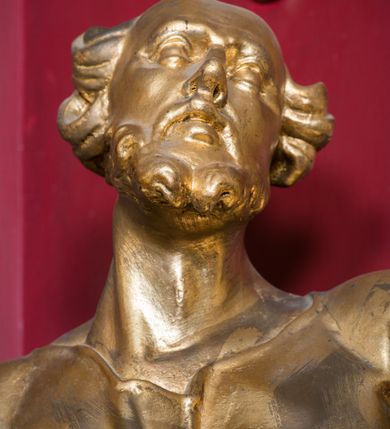 Zdjęcie nr 22: Nastawa architektoniczna, jednoosiowa, jednokondygnacyjna ze zwieńczeniem, ustawiona na dwustrefowym cokole z wyodrębnionymi prostopadłościanami. Ołtarz drewniany, prostopadłościenny z drewnianą mensą. Antepedium wydzielone ramą i wysunięte do przodu, ujęte pilastrami dźwigającymi niepełne belkowanie, w polu wieniec laurowy z rozetą, nad nim kokarda z karbowanej wstęgi flankowana przez dwa podwieszone festony z tkaniny, poniżej wić roślinna. Na ołtarzu ustawione tabernakulum w formie metalowej skrzynki w drewnianej obudowie, ujęte ustawionymi pod kątem spływami wolutowymi. Ścianka frontowa wypukła, z drewnianymi drzwiczkami w kształcie stojącego prostokąta zamkniętego łukiem półkolistym z płaskorzeźbionym kielichem z hostią i kłosami zbóż. Na nim wysoki tron wystawienia z wypukłym frontem z zamontowanym wtórnie nowym tabernakulum (wcześniej obrotowa nisza). Tron ujęty pilastrami ustawionymi pod kątem, o trzonach przechodzących w spływy wolutowe, dekorowane zwisami kwiatowymi; zwieńczony jest trzema rocaille&#039;owymi kabłąkami dekorowanymi zwisami kwiatowymi, podtrzymującymi figurkę pelikana karmiącego młode w gnieździe. Tabernakulum i tron flankowane spływami z podwieszonymi zwisami kwiatowymi zakończonymi cokołami, dźwigającymi przerwany wolutowy przyczółek z figurkami adorujących aniołów; spływy w górnej części zamknięte fragmentami gzymsu z palmetami. 
Nastawa ujęta dwiema parami pilastrów oraz stojącą na ich tle parą kolumn na cokołach dźwigających pełne belkowanie przerwane nad polem środkowym oraz fragmenty przerwanego, wolutowego przyczółka. Przed wewnętrzną parą pilastrów ustawione figury św. Piotra i św. Pawła; na belkowaniu wazony, na przyczółku putta trzymające słońce i księżyc. W polu środkowym podwójna wnęka w formie stojącego prostokąta zamkniętego łukiem odcinkowym nadwieszonym, ujęta profilowaną ramą, ze znacznie mniejszym obrazem Matki Boskiej w kształcie stojącego prostokąta. Nad nią medalion utworzony z wolut i zwisów, zwieńczony koroną otwartą. Zwieńczenie nastawy w formie trapezu ujętego wolutami spływającymi na belkowanie, zamknięte fragmentem falistego gzymsu, dekorowanym medalionem z Okiem Opatrzności w otoku z obłoków w glorii promienistej oraz gałązkami kwiatowymi. W polu obraz św. Katarzyny w formie zbliżonej do zwieńczenia, o ściętych dolnych narożach, w profilowanej ramie, z gałązkami kwiatowymi. 
Nastawa flankowana uszami utworzonymi z rocaille&#039;u, przytwierdzonymi do ściany. Ujęta parą wsporników na trumienki relikwiarzowe oraz parą dużych konsol dekorowanych rocaille&#039;m z figurami św. Mikołaja i św. Stanisława. Struktura polichromowana w kolorze głębokiej czerwieni z czarnymi profilami; kolumny, ornamentyka i profile złocone i srebrzone.