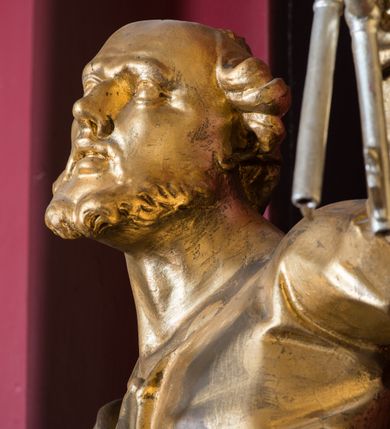 Zdjęcie nr 21: Nastawa architektoniczna, jednoosiowa, jednokondygnacyjna ze zwieńczeniem, ustawiona na dwustrefowym cokole z wyodrębnionymi prostopadłościanami. Ołtarz drewniany, prostopadłościenny z drewnianą mensą. Antepedium wydzielone ramą i wysunięte do przodu, ujęte pilastrami dźwigającymi niepełne belkowanie, w polu wieniec laurowy z rozetą, nad nim kokarda z karbowanej wstęgi flankowana przez dwa podwieszone festony z tkaniny, poniżej wić roślinna. Na ołtarzu ustawione tabernakulum w formie metalowej skrzynki w drewnianej obudowie, ujęte ustawionymi pod kątem spływami wolutowymi. Ścianka frontowa wypukła, z drewnianymi drzwiczkami w kształcie stojącego prostokąta zamkniętego łukiem półkolistym z płaskorzeźbionym kielichem z hostią i kłosami zbóż. Na nim wysoki tron wystawienia z wypukłym frontem z zamontowanym wtórnie nowym tabernakulum (wcześniej obrotowa nisza). Tron ujęty pilastrami ustawionymi pod kątem, o trzonach przechodzących w spływy wolutowe, dekorowane zwisami kwiatowymi; zwieńczony jest trzema rocaille'owymi kabłąkami dekorowanymi zwisami kwiatowymi, podtrzymującymi figurkę pelikana karmiącego młode w gnieździe. Tabernakulum i tron flankowane spływami z podwieszonymi zwisami kwiatowymi zakończonymi cokołami, dźwigającymi przerwany wolutowy przyczółek z figurkami adorujących aniołów; spływy w górnej części zamknięte fragmentami gzymsu z palmetami. 
Nastawa ujęta dwiema parami pilastrów oraz stojącą na ich tle parą kolumn na cokołach dźwigających pełne belkowanie przerwane nad polem środkowym oraz fragmenty przerwanego, wolutowego przyczółka. Przed wewnętrzną parą pilastrów ustawione figury św. Piotra i św. Pawła; na belkowaniu wazony, na przyczółku putta trzymające słońce i księżyc. W polu środkowym podwójna wnęka w formie stojącego prostokąta zamkniętego łukiem odcinkowym nadwieszonym, ujęta profilowaną ramą, ze znacznie mniejszym obrazem Matki Boskiej w kształcie stojącego prostokąta. Nad nią medalion utworzony z wolut i zwisów, zwieńczony koroną otwartą. Zwieńczenie nastawy w formie trapezu ujętego wolutami spływającymi na belkowanie, zamknięte fragmentem falistego gzymsu, dekorowanym medalionem z Okiem Opatrzności w otoku z obłoków w glorii promienistej oraz gałązkami kwiatowymi. W polu obraz św. Katarzyny w formie zbliżonej do zwieńczenia, o ściętych dolnych narożach, w profilowanej ramie, z gałązkami kwiatowymi. 
Nastawa flankowana uszami utworzonymi z rocaille'u, przytwierdzonymi do ściany. Ujęta parą wsporników na trumienki relikwiarzowe oraz parą dużych konsol dekorowanych rocaille'm z figurami św. Mikołaja i św. Stanisława. Struktura polichromowana w kolorze głębokiej czerwieni z czarnymi profilami; kolumny, ornamentyka i profile złocone i srebrzone.