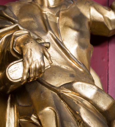 Zdjęcie nr 28: Nastawa architektoniczna, jednoosiowa, jednokondygnacyjna ze zwieńczeniem, ustawiona na dwustrefowym cokole z wyodrębnionymi prostopadłościanami. Ołtarz drewniany, prostopadłościenny z drewnianą mensą. Antepedium wydzielone ramą i wysunięte do przodu, ujęte pilastrami dźwigającymi niepełne belkowanie, w polu wieniec laurowy z rozetą, nad nim kokarda z karbowanej wstęgi flankowana przez dwa podwieszone festony z tkaniny, poniżej wić roślinna. Na ołtarzu ustawione tabernakulum w formie metalowej skrzynki w drewnianej obudowie, ujęte ustawionymi pod kątem spływami wolutowymi. Ścianka frontowa wypukła, z drewnianymi drzwiczkami w kształcie stojącego prostokąta zamkniętego łukiem półkolistym z płaskorzeźbionym kielichem z hostią i kłosami zbóż. Na nim wysoki tron wystawienia z wypukłym frontem z zamontowanym wtórnie nowym tabernakulum (wcześniej obrotowa nisza). Tron ujęty pilastrami ustawionymi pod kątem, o trzonach przechodzących w spływy wolutowe, dekorowane zwisami kwiatowymi; zwieńczony jest trzema rocaille&#039;owymi kabłąkami dekorowanymi zwisami kwiatowymi, podtrzymującymi figurkę pelikana karmiącego młode w gnieździe. Tabernakulum i tron flankowane spływami z podwieszonymi zwisami kwiatowymi zakończonymi cokołami, dźwigającymi przerwany wolutowy przyczółek z figurkami adorujących aniołów; spływy w górnej części zamknięte fragmentami gzymsu z palmetami. 
Nastawa ujęta dwiema parami pilastrów oraz stojącą na ich tle parą kolumn na cokołach dźwigających pełne belkowanie przerwane nad polem środkowym oraz fragmenty przerwanego, wolutowego przyczółka. Przed wewnętrzną parą pilastrów ustawione figury św. Piotra i św. Pawła; na belkowaniu wazony, na przyczółku putta trzymające słońce i księżyc. W polu środkowym podwójna wnęka w formie stojącego prostokąta zamkniętego łukiem odcinkowym nadwieszonym, ujęta profilowaną ramą, ze znacznie mniejszym obrazem Matki Boskiej w kształcie stojącego prostokąta. Nad nią medalion utworzony z wolut i zwisów, zwieńczony koroną otwartą. Zwieńczenie nastawy w formie trapezu ujętego wolutami spływającymi na belkowanie, zamknięte fragmentem falistego gzymsu, dekorowanym medalionem z Okiem Opatrzności w otoku z obłoków w glorii promienistej oraz gałązkami kwiatowymi. W polu obraz św. Katarzyny w formie zbliżonej do zwieńczenia, o ściętych dolnych narożach, w profilowanej ramie, z gałązkami kwiatowymi. 
Nastawa flankowana uszami utworzonymi z rocaille&#039;u, przytwierdzonymi do ściany. Ujęta parą wsporników na trumienki relikwiarzowe oraz parą dużych konsol dekorowanych rocaille&#039;m z figurami św. Mikołaja i św. Stanisława. Struktura polichromowana w kolorze głębokiej czerwieni z czarnymi profilami; kolumny, ornamentyka i profile złocone i srebrzone.