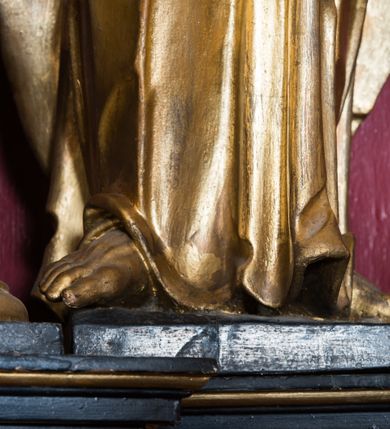 Zdjęcie nr 30: Nastawa architektoniczna, jednoosiowa, jednokondygnacyjna ze zwieńczeniem, ustawiona na dwustrefowym cokole z wyodrębnionymi prostopadłościanami. Ołtarz drewniany, prostopadłościenny z drewnianą mensą. Antepedium wydzielone ramą i wysunięte do przodu, ujęte pilastrami dźwigającymi niepełne belkowanie, w polu wieniec laurowy z rozetą, nad nim kokarda z karbowanej wstęgi flankowana przez dwa podwieszone festony z tkaniny, poniżej wić roślinna. Na ołtarzu ustawione tabernakulum w formie metalowej skrzynki w drewnianej obudowie, ujęte ustawionymi pod kątem spływami wolutowymi. Ścianka frontowa wypukła, z drewnianymi drzwiczkami w kształcie stojącego prostokąta zamkniętego łukiem półkolistym z płaskorzeźbionym kielichem z hostią i kłosami zbóż. Na nim wysoki tron wystawienia z wypukłym frontem z zamontowanym wtórnie nowym tabernakulum (wcześniej obrotowa nisza). Tron ujęty pilastrami ustawionymi pod kątem, o trzonach przechodzących w spływy wolutowe, dekorowane zwisami kwiatowymi; zwieńczony jest trzema rocaille'owymi kabłąkami dekorowanymi zwisami kwiatowymi, podtrzymującymi figurkę pelikana karmiącego młode w gnieździe. Tabernakulum i tron flankowane spływami z podwieszonymi zwisami kwiatowymi zakończonymi cokołami, dźwigającymi przerwany wolutowy przyczółek z figurkami adorujących aniołów; spływy w górnej części zamknięte fragmentami gzymsu z palmetami. 
Nastawa ujęta dwiema parami pilastrów oraz stojącą na ich tle parą kolumn na cokołach dźwigających pełne belkowanie przerwane nad polem środkowym oraz fragmenty przerwanego, wolutowego przyczółka. Przed wewnętrzną parą pilastrów ustawione figury św. Piotra i św. Pawła; na belkowaniu wazony, na przyczółku putta trzymające słońce i księżyc. W polu środkowym podwójna wnęka w formie stojącego prostokąta zamkniętego łukiem odcinkowym nadwieszonym, ujęta profilowaną ramą, ze znacznie mniejszym obrazem Matki Boskiej w kształcie stojącego prostokąta. Nad nią medalion utworzony z wolut i zwisów, zwieńczony koroną otwartą. Zwieńczenie nastawy w formie trapezu ujętego wolutami spływającymi na belkowanie, zamknięte fragmentem falistego gzymsu, dekorowanym medalionem z Okiem Opatrzności w otoku z obłoków w glorii promienistej oraz gałązkami kwiatowymi. W polu obraz św. Katarzyny w formie zbliżonej do zwieńczenia, o ściętych dolnych narożach, w profilowanej ramie, z gałązkami kwiatowymi. 
Nastawa flankowana uszami utworzonymi z rocaille'u, przytwierdzonymi do ściany. Ujęta parą wsporników na trumienki relikwiarzowe oraz parą dużych konsol dekorowanych rocaille'm z figurami św. Mikołaja i św. Stanisława. Struktura polichromowana w kolorze głębokiej czerwieni z czarnymi profilami; kolumny, ornamentyka i profile złocone i srebrzone.