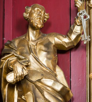 Zdjęcie nr 31: Nastawa architektoniczna, jednoosiowa, jednokondygnacyjna ze zwieńczeniem, ustawiona na dwustrefowym cokole z wyodrębnionymi prostopadłościanami. Ołtarz drewniany, prostopadłościenny z drewnianą mensą. Antepedium wydzielone ramą i wysunięte do przodu, ujęte pilastrami dźwigającymi niepełne belkowanie, w polu wieniec laurowy z rozetą, nad nim kokarda z karbowanej wstęgi flankowana przez dwa podwieszone festony z tkaniny, poniżej wić roślinna. Na ołtarzu ustawione tabernakulum w formie metalowej skrzynki w drewnianej obudowie, ujęte ustawionymi pod kątem spływami wolutowymi. Ścianka frontowa wypukła, z drewnianymi drzwiczkami w kształcie stojącego prostokąta zamkniętego łukiem półkolistym z płaskorzeźbionym kielichem z hostią i kłosami zbóż. Na nim wysoki tron wystawienia z wypukłym frontem z zamontowanym wtórnie nowym tabernakulum (wcześniej obrotowa nisza). Tron ujęty pilastrami ustawionymi pod kątem, o trzonach przechodzących w spływy wolutowe, dekorowane zwisami kwiatowymi; zwieńczony jest trzema rocaille'owymi kabłąkami dekorowanymi zwisami kwiatowymi, podtrzymującymi figurkę pelikana karmiącego młode w gnieździe. Tabernakulum i tron flankowane spływami z podwieszonymi zwisami kwiatowymi zakończonymi cokołami, dźwigającymi przerwany wolutowy przyczółek z figurkami adorujących aniołów; spływy w górnej części zamknięte fragmentami gzymsu z palmetami. 
Nastawa ujęta dwiema parami pilastrów oraz stojącą na ich tle parą kolumn na cokołach dźwigających pełne belkowanie przerwane nad polem środkowym oraz fragmenty przerwanego, wolutowego przyczółka. Przed wewnętrzną parą pilastrów ustawione figury św. Piotra i św. Pawła; na belkowaniu wazony, na przyczółku putta trzymające słońce i księżyc. W polu środkowym podwójna wnęka w formie stojącego prostokąta zamkniętego łukiem odcinkowym nadwieszonym, ujęta profilowaną ramą, ze znacznie mniejszym obrazem Matki Boskiej w kształcie stojącego prostokąta. Nad nią medalion utworzony z wolut i zwisów, zwieńczony koroną otwartą. Zwieńczenie nastawy w formie trapezu ujętego wolutami spływającymi na belkowanie, zamknięte fragmentem falistego gzymsu, dekorowanym medalionem z Okiem Opatrzności w otoku z obłoków w glorii promienistej oraz gałązkami kwiatowymi. W polu obraz św. Katarzyny w formie zbliżonej do zwieńczenia, o ściętych dolnych narożach, w profilowanej ramie, z gałązkami kwiatowymi. 
Nastawa flankowana uszami utworzonymi z rocaille'u, przytwierdzonymi do ściany. Ujęta parą wsporników na trumienki relikwiarzowe oraz parą dużych konsol dekorowanych rocaille'm z figurami św. Mikołaja i św. Stanisława. Struktura polichromowana w kolorze głębokiej czerwieni z czarnymi profilami; kolumny, ornamentyka i profile złocone i srebrzone.