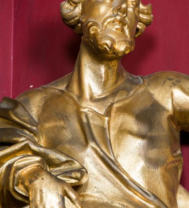 Zdjęcie nr 33: Nastawa architektoniczna, jednoosiowa, jednokondygnacyjna ze zwieńczeniem, ustawiona na dwustrefowym cokole z wyodrębnionymi prostopadłościanami. Ołtarz drewniany, prostopadłościenny z drewnianą mensą. Antepedium wydzielone ramą i wysunięte do przodu, ujęte pilastrami dźwigającymi niepełne belkowanie, w polu wieniec laurowy z rozetą, nad nim kokarda z karbowanej wstęgi flankowana przez dwa podwieszone festony z tkaniny, poniżej wić roślinna. Na ołtarzu ustawione tabernakulum w formie metalowej skrzynki w drewnianej obudowie, ujęte ustawionymi pod kątem spływami wolutowymi. Ścianka frontowa wypukła, z drewnianymi drzwiczkami w kształcie stojącego prostokąta zamkniętego łukiem półkolistym z płaskorzeźbionym kielichem z hostią i kłosami zbóż. Na nim wysoki tron wystawienia z wypukłym frontem z zamontowanym wtórnie nowym tabernakulum (wcześniej obrotowa nisza). Tron ujęty pilastrami ustawionymi pod kątem, o trzonach przechodzących w spływy wolutowe, dekorowane zwisami kwiatowymi; zwieńczony jest trzema rocaille'owymi kabłąkami dekorowanymi zwisami kwiatowymi, podtrzymującymi figurkę pelikana karmiącego młode w gnieździe. Tabernakulum i tron flankowane spływami z podwieszonymi zwisami kwiatowymi zakończonymi cokołami, dźwigającymi przerwany wolutowy przyczółek z figurkami adorujących aniołów; spływy w górnej części zamknięte fragmentami gzymsu z palmetami. 
Nastawa ujęta dwiema parami pilastrów oraz stojącą na ich tle parą kolumn na cokołach dźwigających pełne belkowanie przerwane nad polem środkowym oraz fragmenty przerwanego, wolutowego przyczółka. Przed wewnętrzną parą pilastrów ustawione figury św. Piotra i św. Pawła; na belkowaniu wazony, na przyczółku putta trzymające słońce i księżyc. W polu środkowym podwójna wnęka w formie stojącego prostokąta zamkniętego łukiem odcinkowym nadwieszonym, ujęta profilowaną ramą, ze znacznie mniejszym obrazem Matki Boskiej w kształcie stojącego prostokąta. Nad nią medalion utworzony z wolut i zwisów, zwieńczony koroną otwartą. Zwieńczenie nastawy w formie trapezu ujętego wolutami spływającymi na belkowanie, zamknięte fragmentem falistego gzymsu, dekorowanym medalionem z Okiem Opatrzności w otoku z obłoków w glorii promienistej oraz gałązkami kwiatowymi. W polu obraz św. Katarzyny w formie zbliżonej do zwieńczenia, o ściętych dolnych narożach, w profilowanej ramie, z gałązkami kwiatowymi. 
Nastawa flankowana uszami utworzonymi z rocaille'u, przytwierdzonymi do ściany. Ujęta parą wsporników na trumienki relikwiarzowe oraz parą dużych konsol dekorowanych rocaille'm z figurami św. Mikołaja i św. Stanisława. Struktura polichromowana w kolorze głębokiej czerwieni z czarnymi profilami; kolumny, ornamentyka i profile złocone i srebrzone.