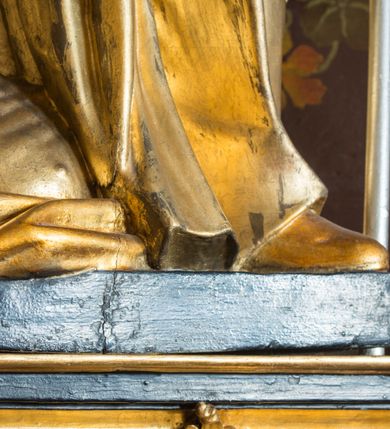 Zdjęcie nr 40: Nastawa architektoniczna, jednoosiowa, jednokondygnacyjna ze zwieńczeniem, ustawiona na dwustrefowym cokole z wyodrębnionymi prostopadłościanami. Ołtarz drewniany, prostopadłościenny z drewnianą mensą. Antepedium wydzielone ramą i wysunięte do przodu, ujęte pilastrami dźwigającymi niepełne belkowanie, w polu wieniec laurowy z rozetą, nad nim kokarda z karbowanej wstęgi flankowana przez dwa podwieszone festony z tkaniny, poniżej wić roślinna. Na ołtarzu ustawione tabernakulum w formie metalowej skrzynki w drewnianej obudowie, ujęte ustawionymi pod kątem spływami wolutowymi. Ścianka frontowa wypukła, z drewnianymi drzwiczkami w kształcie stojącego prostokąta zamkniętego łukiem półkolistym z płaskorzeźbionym kielichem z hostią i kłosami zbóż. Na nim wysoki tron wystawienia z wypukłym frontem z zamontowanym wtórnie nowym tabernakulum (wcześniej obrotowa nisza). Tron ujęty pilastrami ustawionymi pod kątem, o trzonach przechodzących w spływy wolutowe, dekorowane zwisami kwiatowymi; zwieńczony jest trzema rocaille'owymi kabłąkami dekorowanymi zwisami kwiatowymi, podtrzymującymi figurkę pelikana karmiącego młode w gnieździe. Tabernakulum i tron flankowane spływami z podwieszonymi zwisami kwiatowymi zakończonymi cokołami, dźwigającymi przerwany wolutowy przyczółek z figurkami adorujących aniołów; spływy w górnej części zamknięte fragmentami gzymsu z palmetami. 
Nastawa ujęta dwiema parami pilastrów oraz stojącą na ich tle parą kolumn na cokołach dźwigających pełne belkowanie przerwane nad polem środkowym oraz fragmenty przerwanego, wolutowego przyczółka. Przed wewnętrzną parą pilastrów ustawione figury św. Piotra i św. Pawła; na belkowaniu wazony, na przyczółku putta trzymające słońce i księżyc. W polu środkowym podwójna wnęka w formie stojącego prostokąta zamkniętego łukiem odcinkowym nadwieszonym, ujęta profilowaną ramą, ze znacznie mniejszym obrazem Matki Boskiej w kształcie stojącego prostokąta. Nad nią medalion utworzony z wolut i zwisów, zwieńczony koroną otwartą. Zwieńczenie nastawy w formie trapezu ujętego wolutami spływającymi na belkowanie, zamknięte fragmentem falistego gzymsu, dekorowanym medalionem z Okiem Opatrzności w otoku z obłoków w glorii promienistej oraz gałązkami kwiatowymi. W polu obraz św. Katarzyny w formie zbliżonej do zwieńczenia, o ściętych dolnych narożach, w profilowanej ramie, z gałązkami kwiatowymi. 
Nastawa flankowana uszami utworzonymi z rocaille'u, przytwierdzonymi do ściany. Ujęta parą wsporników na trumienki relikwiarzowe oraz parą dużych konsol dekorowanych rocaille'm z figurami św. Mikołaja i św. Stanisława. Struktura polichromowana w kolorze głębokiej czerwieni z czarnymi profilami; kolumny, ornamentyka i profile złocone i srebrzone.