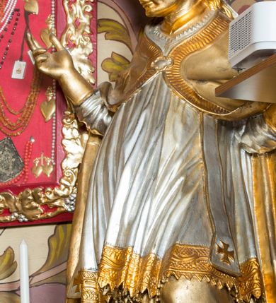 Zdjęcie nr 45: Nastawa architektoniczna, jednoosiowa, jednokondygnacyjna ze zwieńczeniem, ustawiona na dwustrefowym cokole z wyodrębnionymi prostopadłościanami. Ołtarz drewniany, prostopadłościenny z drewnianą mensą. Antepedium wydzielone ramą i wysunięte do przodu, ujęte pilastrami dźwigającymi niepełne belkowanie, w polu wieniec laurowy z rozetą, nad nim kokarda z karbowanej wstęgi flankowana przez dwa podwieszone festony z tkaniny, poniżej wić roślinna. Na ołtarzu ustawione tabernakulum w formie metalowej skrzynki w drewnianej obudowie, ujęte ustawionymi pod kątem spływami wolutowymi. Ścianka frontowa wypukła, z drewnianymi drzwiczkami w kształcie stojącego prostokąta zamkniętego łukiem półkolistym z płaskorzeźbionym kielichem z hostią i kłosami zbóż. Na nim wysoki tron wystawienia z wypukłym frontem z zamontowanym wtórnie nowym tabernakulum (wcześniej obrotowa nisza). Tron ujęty pilastrami ustawionymi pod kątem, o trzonach przechodzących w spływy wolutowe, dekorowane zwisami kwiatowymi; zwieńczony jest trzema rocaille'owymi kabłąkami dekorowanymi zwisami kwiatowymi, podtrzymującymi figurkę pelikana karmiącego młode w gnieździe. Tabernakulum i tron flankowane spływami z podwieszonymi zwisami kwiatowymi zakończonymi cokołami, dźwigającymi przerwany wolutowy przyczółek z figurkami adorujących aniołów; spływy w górnej części zamknięte fragmentami gzymsu z palmetami. 
Nastawa ujęta dwiema parami pilastrów oraz stojącą na ich tle parą kolumn na cokołach dźwigających pełne belkowanie przerwane nad polem środkowym oraz fragmenty przerwanego, wolutowego przyczółka. Przed wewnętrzną parą pilastrów ustawione figury św. Piotra i św. Pawła; na belkowaniu wazony, na przyczółku putta trzymające słońce i księżyc. W polu środkowym podwójna wnęka w formie stojącego prostokąta zamkniętego łukiem odcinkowym nadwieszonym, ujęta profilowaną ramą, ze znacznie mniejszym obrazem Matki Boskiej w kształcie stojącego prostokąta. Nad nią medalion utworzony z wolut i zwisów, zwieńczony koroną otwartą. Zwieńczenie nastawy w formie trapezu ujętego wolutami spływającymi na belkowanie, zamknięte fragmentem falistego gzymsu, dekorowanym medalionem z Okiem Opatrzności w otoku z obłoków w glorii promienistej oraz gałązkami kwiatowymi. W polu obraz św. Katarzyny w formie zbliżonej do zwieńczenia, o ściętych dolnych narożach, w profilowanej ramie, z gałązkami kwiatowymi. 
Nastawa flankowana uszami utworzonymi z rocaille'u, przytwierdzonymi do ściany. Ujęta parą wsporników na trumienki relikwiarzowe oraz parą dużych konsol dekorowanych rocaille'm z figurami św. Mikołaja i św. Stanisława. Struktura polichromowana w kolorze głębokiej czerwieni z czarnymi profilami; kolumny, ornamentyka i profile złocone i srebrzone.