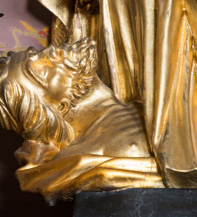 Zdjęcie nr 48: Nastawa architektoniczna, jednoosiowa, jednokondygnacyjna ze zwieńczeniem, ustawiona na dwustrefowym cokole z wyodrębnionymi prostopadłościanami. Ołtarz drewniany, prostopadłościenny z drewnianą mensą. Antepedium wydzielone ramą i wysunięte do przodu, ujęte pilastrami dźwigającymi niepełne belkowanie, w polu wieniec laurowy z rozetą, nad nim kokarda z karbowanej wstęgi flankowana przez dwa podwieszone festony z tkaniny, poniżej wić roślinna. Na ołtarzu ustawione tabernakulum w formie metalowej skrzynki w drewnianej obudowie, ujęte ustawionymi pod kątem spływami wolutowymi. Ścianka frontowa wypukła, z drewnianymi drzwiczkami w kształcie stojącego prostokąta zamkniętego łukiem półkolistym z płaskorzeźbionym kielichem z hostią i kłosami zbóż. Na nim wysoki tron wystawienia z wypukłym frontem z zamontowanym wtórnie nowym tabernakulum (wcześniej obrotowa nisza). Tron ujęty pilastrami ustawionymi pod kątem, o trzonach przechodzących w spływy wolutowe, dekorowane zwisami kwiatowymi; zwieńczony jest trzema rocaille&#039;owymi kabłąkami dekorowanymi zwisami kwiatowymi, podtrzymującymi figurkę pelikana karmiącego młode w gnieździe. Tabernakulum i tron flankowane spływami z podwieszonymi zwisami kwiatowymi zakończonymi cokołami, dźwigającymi przerwany wolutowy przyczółek z figurkami adorujących aniołów; spływy w górnej części zamknięte fragmentami gzymsu z palmetami. 
Nastawa ujęta dwiema parami pilastrów oraz stojącą na ich tle parą kolumn na cokołach dźwigających pełne belkowanie przerwane nad polem środkowym oraz fragmenty przerwanego, wolutowego przyczółka. Przed wewnętrzną parą pilastrów ustawione figury św. Piotra i św. Pawła; na belkowaniu wazony, na przyczółku putta trzymające słońce i księżyc. W polu środkowym podwójna wnęka w formie stojącego prostokąta zamkniętego łukiem odcinkowym nadwieszonym, ujęta profilowaną ramą, ze znacznie mniejszym obrazem Matki Boskiej w kształcie stojącego prostokąta. Nad nią medalion utworzony z wolut i zwisów, zwieńczony koroną otwartą. Zwieńczenie nastawy w formie trapezu ujętego wolutami spływającymi na belkowanie, zamknięte fragmentem falistego gzymsu, dekorowanym medalionem z Okiem Opatrzności w otoku z obłoków w glorii promienistej oraz gałązkami kwiatowymi. W polu obraz św. Katarzyny w formie zbliżonej do zwieńczenia, o ściętych dolnych narożach, w profilowanej ramie, z gałązkami kwiatowymi. 
Nastawa flankowana uszami utworzonymi z rocaille&#039;u, przytwierdzonymi do ściany. Ujęta parą wsporników na trumienki relikwiarzowe oraz parą dużych konsol dekorowanych rocaille&#039;m z figurami św. Mikołaja i św. Stanisława. Struktura polichromowana w kolorze głębokiej czerwieni z czarnymi profilami; kolumny, ornamentyka i profile złocone i srebrzone.