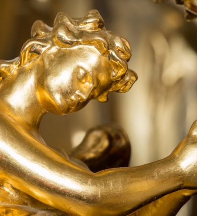 Zdjęcie nr 58: Nastawa architektoniczna, jednoosiowa, jednokondygnacyjna ze zwieńczeniem, ustawiona na dwustrefowym cokole z wyodrębnionymi prostopadłościanami. Ołtarz drewniany, prostopadłościenny z drewnianą mensą. Antepedium wydzielone ramą i wysunięte do przodu, ujęte pilastrami dźwigającymi niepełne belkowanie, w polu wieniec laurowy z rozetą, nad nim kokarda z karbowanej wstęgi flankowana przez dwa podwieszone festony z tkaniny, poniżej wić roślinna. Na ołtarzu ustawione tabernakulum w formie metalowej skrzynki w drewnianej obudowie, ujęte ustawionymi pod kątem spływami wolutowymi. Ścianka frontowa wypukła, z drewnianymi drzwiczkami w kształcie stojącego prostokąta zamkniętego łukiem półkolistym z płaskorzeźbionym kielichem z hostią i kłosami zbóż. Na nim wysoki tron wystawienia z wypukłym frontem z zamontowanym wtórnie nowym tabernakulum (wcześniej obrotowa nisza). Tron ujęty pilastrami ustawionymi pod kątem, o trzonach przechodzących w spływy wolutowe, dekorowane zwisami kwiatowymi; zwieńczony jest trzema rocaille'owymi kabłąkami dekorowanymi zwisami kwiatowymi, podtrzymującymi figurkę pelikana karmiącego młode w gnieździe. Tabernakulum i tron flankowane spływami z podwieszonymi zwisami kwiatowymi zakończonymi cokołami, dźwigającymi przerwany wolutowy przyczółek z figurkami adorujących aniołów; spływy w górnej części zamknięte fragmentami gzymsu z palmetami. 
Nastawa ujęta dwiema parami pilastrów oraz stojącą na ich tle parą kolumn na cokołach dźwigających pełne belkowanie przerwane nad polem środkowym oraz fragmenty przerwanego, wolutowego przyczółka. Przed wewnętrzną parą pilastrów ustawione figury św. Piotra i św. Pawła; na belkowaniu wazony, na przyczółku putta trzymające słońce i księżyc. W polu środkowym podwójna wnęka w formie stojącego prostokąta zamkniętego łukiem odcinkowym nadwieszonym, ujęta profilowaną ramą, ze znacznie mniejszym obrazem Matki Boskiej w kształcie stojącego prostokąta. Nad nią medalion utworzony z wolut i zwisów, zwieńczony koroną otwartą. Zwieńczenie nastawy w formie trapezu ujętego wolutami spływającymi na belkowanie, zamknięte fragmentem falistego gzymsu, dekorowanym medalionem z Okiem Opatrzności w otoku z obłoków w glorii promienistej oraz gałązkami kwiatowymi. W polu obraz św. Katarzyny w formie zbliżonej do zwieńczenia, o ściętych dolnych narożach, w profilowanej ramie, z gałązkami kwiatowymi. 
Nastawa flankowana uszami utworzonymi z rocaille'u, przytwierdzonymi do ściany. Ujęta parą wsporników na trumienki relikwiarzowe oraz parą dużych konsol dekorowanych rocaille'm z figurami św. Mikołaja i św. Stanisława. Struktura polichromowana w kolorze głębokiej czerwieni z czarnymi profilami; kolumny, ornamentyka i profile złocone i srebrzone.