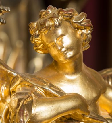 Zdjęcie nr 55: Nastawa architektoniczna, jednoosiowa, jednokondygnacyjna ze zwieńczeniem, ustawiona na dwustrefowym cokole z wyodrębnionymi prostopadłościanami. Ołtarz drewniany, prostopadłościenny z drewnianą mensą. Antepedium wydzielone ramą i wysunięte do przodu, ujęte pilastrami dźwigającymi niepełne belkowanie, w polu wieniec laurowy z rozetą, nad nim kokarda z karbowanej wstęgi flankowana przez dwa podwieszone festony z tkaniny, poniżej wić roślinna. Na ołtarzu ustawione tabernakulum w formie metalowej skrzynki w drewnianej obudowie, ujęte ustawionymi pod kątem spływami wolutowymi. Ścianka frontowa wypukła, z drewnianymi drzwiczkami w kształcie stojącego prostokąta zamkniętego łukiem półkolistym z płaskorzeźbionym kielichem z hostią i kłosami zbóż. Na nim wysoki tron wystawienia z wypukłym frontem z zamontowanym wtórnie nowym tabernakulum (wcześniej obrotowa nisza). Tron ujęty pilastrami ustawionymi pod kątem, o trzonach przechodzących w spływy wolutowe, dekorowane zwisami kwiatowymi; zwieńczony jest trzema rocaille&#039;owymi kabłąkami dekorowanymi zwisami kwiatowymi, podtrzymującymi figurkę pelikana karmiącego młode w gnieździe. Tabernakulum i tron flankowane spływami z podwieszonymi zwisami kwiatowymi zakończonymi cokołami, dźwigającymi przerwany wolutowy przyczółek z figurkami adorujących aniołów; spływy w górnej części zamknięte fragmentami gzymsu z palmetami. 
Nastawa ujęta dwiema parami pilastrów oraz stojącą na ich tle parą kolumn na cokołach dźwigających pełne belkowanie przerwane nad polem środkowym oraz fragmenty przerwanego, wolutowego przyczółka. Przed wewnętrzną parą pilastrów ustawione figury św. Piotra i św. Pawła; na belkowaniu wazony, na przyczółku putta trzymające słońce i księżyc. W polu środkowym podwójna wnęka w formie stojącego prostokąta zamkniętego łukiem odcinkowym nadwieszonym, ujęta profilowaną ramą, ze znacznie mniejszym obrazem Matki Boskiej w kształcie stojącego prostokąta. Nad nią medalion utworzony z wolut i zwisów, zwieńczony koroną otwartą. Zwieńczenie nastawy w formie trapezu ujętego wolutami spływającymi na belkowanie, zamknięte fragmentem falistego gzymsu, dekorowanym medalionem z Okiem Opatrzności w otoku z obłoków w glorii promienistej oraz gałązkami kwiatowymi. W polu obraz św. Katarzyny w formie zbliżonej do zwieńczenia, o ściętych dolnych narożach, w profilowanej ramie, z gałązkami kwiatowymi. 
Nastawa flankowana uszami utworzonymi z rocaille&#039;u, przytwierdzonymi do ściany. Ujęta parą wsporników na trumienki relikwiarzowe oraz parą dużych konsol dekorowanych rocaille&#039;m z figurami św. Mikołaja i św. Stanisława. Struktura polichromowana w kolorze głębokiej czerwieni z czarnymi profilami; kolumny, ornamentyka i profile złocone i srebrzone.