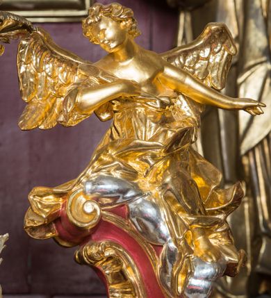 Zdjęcie nr 59: Nastawa architektoniczna, jednoosiowa, jednokondygnacyjna ze zwieńczeniem, ustawiona na dwustrefowym cokole z wyodrębnionymi prostopadłościanami. Ołtarz drewniany, prostopadłościenny z drewnianą mensą. Antepedium wydzielone ramą i wysunięte do przodu, ujęte pilastrami dźwigającymi niepełne belkowanie, w polu wieniec laurowy z rozetą, nad nim kokarda z karbowanej wstęgi flankowana przez dwa podwieszone festony z tkaniny, poniżej wić roślinna. Na ołtarzu ustawione tabernakulum w formie metalowej skrzynki w drewnianej obudowie, ujęte ustawionymi pod kątem spływami wolutowymi. Ścianka frontowa wypukła, z drewnianymi drzwiczkami w kształcie stojącego prostokąta zamkniętego łukiem półkolistym z płaskorzeźbionym kielichem z hostią i kłosami zbóż. Na nim wysoki tron wystawienia z wypukłym frontem z zamontowanym wtórnie nowym tabernakulum (wcześniej obrotowa nisza). Tron ujęty pilastrami ustawionymi pod kątem, o trzonach przechodzących w spływy wolutowe, dekorowane zwisami kwiatowymi; zwieńczony jest trzema rocaille'owymi kabłąkami dekorowanymi zwisami kwiatowymi, podtrzymującymi figurkę pelikana karmiącego młode w gnieździe. Tabernakulum i tron flankowane spływami z podwieszonymi zwisami kwiatowymi zakończonymi cokołami, dźwigającymi przerwany wolutowy przyczółek z figurkami adorujących aniołów; spływy w górnej części zamknięte fragmentami gzymsu z palmetami. 
Nastawa ujęta dwiema parami pilastrów oraz stojącą na ich tle parą kolumn na cokołach dźwigających pełne belkowanie przerwane nad polem środkowym oraz fragmenty przerwanego, wolutowego przyczółka. Przed wewnętrzną parą pilastrów ustawione figury św. Piotra i św. Pawła; na belkowaniu wazony, na przyczółku putta trzymające słońce i księżyc. W polu środkowym podwójna wnęka w formie stojącego prostokąta zamkniętego łukiem odcinkowym nadwieszonym, ujęta profilowaną ramą, ze znacznie mniejszym obrazem Matki Boskiej w kształcie stojącego prostokąta. Nad nią medalion utworzony z wolut i zwisów, zwieńczony koroną otwartą. Zwieńczenie nastawy w formie trapezu ujętego wolutami spływającymi na belkowanie, zamknięte fragmentem falistego gzymsu, dekorowanym medalionem z Okiem Opatrzności w otoku z obłoków w glorii promienistej oraz gałązkami kwiatowymi. W polu obraz św. Katarzyny w formie zbliżonej do zwieńczenia, o ściętych dolnych narożach, w profilowanej ramie, z gałązkami kwiatowymi. 
Nastawa flankowana uszami utworzonymi z rocaille'u, przytwierdzonymi do ściany. Ujęta parą wsporników na trumienki relikwiarzowe oraz parą dużych konsol dekorowanych rocaille'm z figurami św. Mikołaja i św. Stanisława. Struktura polichromowana w kolorze głębokiej czerwieni z czarnymi profilami; kolumny, ornamentyka i profile złocone i srebrzone.