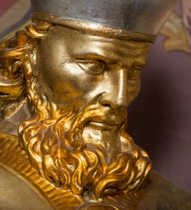 Zdjęcie nr 72: Nastawa architektoniczna, jednoosiowa, jednokondygnacyjna ze zwieńczeniem, ustawiona na dwustrefowym cokole z wyodrębnionymi prostopadłościanami. Ołtarz drewniany, prostopadłościenny z drewnianą mensą. Antepedium wydzielone ramą i wysunięte do przodu, ujęte pilastrami dźwigającymi niepełne belkowanie, w polu wieniec laurowy z rozetą, nad nim kokarda z karbowanej wstęgi flankowana przez dwa podwieszone festony z tkaniny, poniżej wić roślinna. Na ołtarzu ustawione tabernakulum w formie metalowej skrzynki w drewnianej obudowie, ujęte ustawionymi pod kątem spływami wolutowymi. Ścianka frontowa wypukła, z drewnianymi drzwiczkami w kształcie stojącego prostokąta zamkniętego łukiem półkolistym z płaskorzeźbionym kielichem z hostią i kłosami zbóż. Na nim wysoki tron wystawienia z wypukłym frontem z zamontowanym wtórnie nowym tabernakulum (wcześniej obrotowa nisza). Tron ujęty pilastrami ustawionymi pod kątem, o trzonach przechodzących w spływy wolutowe, dekorowane zwisami kwiatowymi; zwieńczony jest trzema rocaille&#039;owymi kabłąkami dekorowanymi zwisami kwiatowymi, podtrzymującymi figurkę pelikana karmiącego młode w gnieździe. Tabernakulum i tron flankowane spływami z podwieszonymi zwisami kwiatowymi zakończonymi cokołami, dźwigającymi przerwany wolutowy przyczółek z figurkami adorujących aniołów; spływy w górnej części zamknięte fragmentami gzymsu z palmetami. 
Nastawa ujęta dwiema parami pilastrów oraz stojącą na ich tle parą kolumn na cokołach dźwigających pełne belkowanie przerwane nad polem środkowym oraz fragmenty przerwanego, wolutowego przyczółka. Przed wewnętrzną parą pilastrów ustawione figury św. Piotra i św. Pawła; na belkowaniu wazony, na przyczółku putta trzymające słońce i księżyc. W polu środkowym podwójna wnęka w formie stojącego prostokąta zamkniętego łukiem odcinkowym nadwieszonym, ujęta profilowaną ramą, ze znacznie mniejszym obrazem Matki Boskiej w kształcie stojącego prostokąta. Nad nią medalion utworzony z wolut i zwisów, zwieńczony koroną otwartą. Zwieńczenie nastawy w formie trapezu ujętego wolutami spływającymi na belkowanie, zamknięte fragmentem falistego gzymsu, dekorowanym medalionem z Okiem Opatrzności w otoku z obłoków w glorii promienistej oraz gałązkami kwiatowymi. W polu obraz św. Katarzyny w formie zbliżonej do zwieńczenia, o ściętych dolnych narożach, w profilowanej ramie, z gałązkami kwiatowymi. 
Nastawa flankowana uszami utworzonymi z rocaille&#039;u, przytwierdzonymi do ściany. Ujęta parą wsporników na trumienki relikwiarzowe oraz parą dużych konsol dekorowanych rocaille&#039;m z figurami św. Mikołaja i św. Stanisława. Struktura polichromowana w kolorze głębokiej czerwieni z czarnymi profilami; kolumny, ornamentyka i profile złocone i srebrzone.