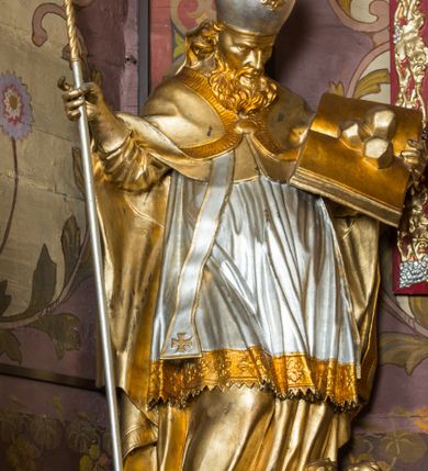 Zdjęcie nr 76: Nastawa architektoniczna, jednoosiowa, jednokondygnacyjna ze zwieńczeniem, ustawiona na dwustrefowym cokole z wyodrębnionymi prostopadłościanami. Ołtarz drewniany, prostopadłościenny z drewnianą mensą. Antepedium wydzielone ramą i wysunięte do przodu, ujęte pilastrami dźwigającymi niepełne belkowanie, w polu wieniec laurowy z rozetą, nad nim kokarda z karbowanej wstęgi flankowana przez dwa podwieszone festony z tkaniny, poniżej wić roślinna. Na ołtarzu ustawione tabernakulum w formie metalowej skrzynki w drewnianej obudowie, ujęte ustawionymi pod kątem spływami wolutowymi. Ścianka frontowa wypukła, z drewnianymi drzwiczkami w kształcie stojącego prostokąta zamkniętego łukiem półkolistym z płaskorzeźbionym kielichem z hostią i kłosami zbóż. Na nim wysoki tron wystawienia z wypukłym frontem z zamontowanym wtórnie nowym tabernakulum (wcześniej obrotowa nisza). Tron ujęty pilastrami ustawionymi pod kątem, o trzonach przechodzących w spływy wolutowe, dekorowane zwisami kwiatowymi; zwieńczony jest trzema rocaille'owymi kabłąkami dekorowanymi zwisami kwiatowymi, podtrzymującymi figurkę pelikana karmiącego młode w gnieździe. Tabernakulum i tron flankowane spływami z podwieszonymi zwisami kwiatowymi zakończonymi cokołami, dźwigającymi przerwany wolutowy przyczółek z figurkami adorujących aniołów; spływy w górnej części zamknięte fragmentami gzymsu z palmetami. 
Nastawa ujęta dwiema parami pilastrów oraz stojącą na ich tle parą kolumn na cokołach dźwigających pełne belkowanie przerwane nad polem środkowym oraz fragmenty przerwanego, wolutowego przyczółka. Przed wewnętrzną parą pilastrów ustawione figury św. Piotra i św. Pawła; na belkowaniu wazony, na przyczółku putta trzymające słońce i księżyc. W polu środkowym podwójna wnęka w formie stojącego prostokąta zamkniętego łukiem odcinkowym nadwieszonym, ujęta profilowaną ramą, ze znacznie mniejszym obrazem Matki Boskiej w kształcie stojącego prostokąta. Nad nią medalion utworzony z wolut i zwisów, zwieńczony koroną otwartą. Zwieńczenie nastawy w formie trapezu ujętego wolutami spływającymi na belkowanie, zamknięte fragmentem falistego gzymsu, dekorowanym medalionem z Okiem Opatrzności w otoku z obłoków w glorii promienistej oraz gałązkami kwiatowymi. W polu obraz św. Katarzyny w formie zbliżonej do zwieńczenia, o ściętych dolnych narożach, w profilowanej ramie, z gałązkami kwiatowymi. 
Nastawa flankowana uszami utworzonymi z rocaille'u, przytwierdzonymi do ściany. Ujęta parą wsporników na trumienki relikwiarzowe oraz parą dużych konsol dekorowanych rocaille'm z figurami św. Mikołaja i św. Stanisława. Struktura polichromowana w kolorze głębokiej czerwieni z czarnymi profilami; kolumny, ornamentyka i profile złocone i srebrzone.