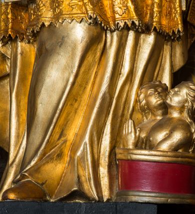 Zdjęcie nr 80: Nastawa architektoniczna, jednoosiowa, jednokondygnacyjna ze zwieńczeniem, ustawiona na dwustrefowym cokole z wyodrębnionymi prostopadłościanami. Ołtarz drewniany, prostopadłościenny z drewnianą mensą. Antepedium wydzielone ramą i wysunięte do przodu, ujęte pilastrami dźwigającymi niepełne belkowanie, w polu wieniec laurowy z rozetą, nad nim kokarda z karbowanej wstęgi flankowana przez dwa podwieszone festony z tkaniny, poniżej wić roślinna. Na ołtarzu ustawione tabernakulum w formie metalowej skrzynki w drewnianej obudowie, ujęte ustawionymi pod kątem spływami wolutowymi. Ścianka frontowa wypukła, z drewnianymi drzwiczkami w kształcie stojącego prostokąta zamkniętego łukiem półkolistym z płaskorzeźbionym kielichem z hostią i kłosami zbóż. Na nim wysoki tron wystawienia z wypukłym frontem z zamontowanym wtórnie nowym tabernakulum (wcześniej obrotowa nisza). Tron ujęty pilastrami ustawionymi pod kątem, o trzonach przechodzących w spływy wolutowe, dekorowane zwisami kwiatowymi; zwieńczony jest trzema rocaille'owymi kabłąkami dekorowanymi zwisami kwiatowymi, podtrzymującymi figurkę pelikana karmiącego młode w gnieździe. Tabernakulum i tron flankowane spływami z podwieszonymi zwisami kwiatowymi zakończonymi cokołami, dźwigającymi przerwany wolutowy przyczółek z figurkami adorujących aniołów; spływy w górnej części zamknięte fragmentami gzymsu z palmetami. 
Nastawa ujęta dwiema parami pilastrów oraz stojącą na ich tle parą kolumn na cokołach dźwigających pełne belkowanie przerwane nad polem środkowym oraz fragmenty przerwanego, wolutowego przyczółka. Przed wewnętrzną parą pilastrów ustawione figury św. Piotra i św. Pawła; na belkowaniu wazony, na przyczółku putta trzymające słońce i księżyc. W polu środkowym podwójna wnęka w formie stojącego prostokąta zamkniętego łukiem odcinkowym nadwieszonym, ujęta profilowaną ramą, ze znacznie mniejszym obrazem Matki Boskiej w kształcie stojącego prostokąta. Nad nią medalion utworzony z wolut i zwisów, zwieńczony koroną otwartą. Zwieńczenie nastawy w formie trapezu ujętego wolutami spływającymi na belkowanie, zamknięte fragmentem falistego gzymsu, dekorowanym medalionem z Okiem Opatrzności w otoku z obłoków w glorii promienistej oraz gałązkami kwiatowymi. W polu obraz św. Katarzyny w formie zbliżonej do zwieńczenia, o ściętych dolnych narożach, w profilowanej ramie, z gałązkami kwiatowymi. 
Nastawa flankowana uszami utworzonymi z rocaille'u, przytwierdzonymi do ściany. Ujęta parą wsporników na trumienki relikwiarzowe oraz parą dużych konsol dekorowanych rocaille'm z figurami św. Mikołaja i św. Stanisława. Struktura polichromowana w kolorze głębokiej czerwieni z czarnymi profilami; kolumny, ornamentyka i profile złocone i srebrzone.