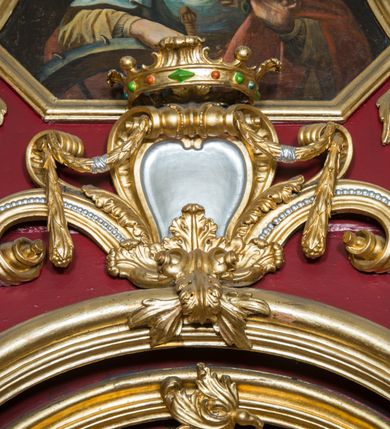 Zdjęcie nr 79: Nastawa architektoniczna, jednoosiowa, jednokondygnacyjna ze zwieńczeniem, ustawiona na dwustrefowym cokole z wyodrębnionymi prostopadłościanami. Ołtarz drewniany, prostopadłościenny z drewnianą mensą. Antepedium wydzielone ramą i wysunięte do przodu, ujęte pilastrami dźwigającymi niepełne belkowanie, w polu wieniec laurowy z rozetą, nad nim kokarda z karbowanej wstęgi flankowana przez dwa podwieszone festony z tkaniny, poniżej wić roślinna. Na ołtarzu ustawione tabernakulum w formie metalowej skrzynki w drewnianej obudowie, ujęte ustawionymi pod kątem spływami wolutowymi. Ścianka frontowa wypukła, z drewnianymi drzwiczkami w kształcie stojącego prostokąta zamkniętego łukiem półkolistym z płaskorzeźbionym kielichem z hostią i kłosami zbóż. Na nim wysoki tron wystawienia z wypukłym frontem z zamontowanym wtórnie nowym tabernakulum (wcześniej obrotowa nisza). Tron ujęty pilastrami ustawionymi pod kątem, o trzonach przechodzących w spływy wolutowe, dekorowane zwisami kwiatowymi; zwieńczony jest trzema rocaille'owymi kabłąkami dekorowanymi zwisami kwiatowymi, podtrzymującymi figurkę pelikana karmiącego młode w gnieździe. Tabernakulum i tron flankowane spływami z podwieszonymi zwisami kwiatowymi zakończonymi cokołami, dźwigającymi przerwany wolutowy przyczółek z figurkami adorujących aniołów; spływy w górnej części zamknięte fragmentami gzymsu z palmetami. 
Nastawa ujęta dwiema parami pilastrów oraz stojącą na ich tle parą kolumn na cokołach dźwigających pełne belkowanie przerwane nad polem środkowym oraz fragmenty przerwanego, wolutowego przyczółka. Przed wewnętrzną parą pilastrów ustawione figury św. Piotra i św. Pawła; na belkowaniu wazony, na przyczółku putta trzymające słońce i księżyc. W polu środkowym podwójna wnęka w formie stojącego prostokąta zamkniętego łukiem odcinkowym nadwieszonym, ujęta profilowaną ramą, ze znacznie mniejszym obrazem Matki Boskiej w kształcie stojącego prostokąta. Nad nią medalion utworzony z wolut i zwisów, zwieńczony koroną otwartą. Zwieńczenie nastawy w formie trapezu ujętego wolutami spływającymi na belkowanie, zamknięte fragmentem falistego gzymsu, dekorowanym medalionem z Okiem Opatrzności w otoku z obłoków w glorii promienistej oraz gałązkami kwiatowymi. W polu obraz św. Katarzyny w formie zbliżonej do zwieńczenia, o ściętych dolnych narożach, w profilowanej ramie, z gałązkami kwiatowymi. 
Nastawa flankowana uszami utworzonymi z rocaille'u, przytwierdzonymi do ściany. Ujęta parą wsporników na trumienki relikwiarzowe oraz parą dużych konsol dekorowanych rocaille'm z figurami św. Mikołaja i św. Stanisława. Struktura polichromowana w kolorze głębokiej czerwieni z czarnymi profilami; kolumny, ornamentyka i profile złocone i srebrzone.