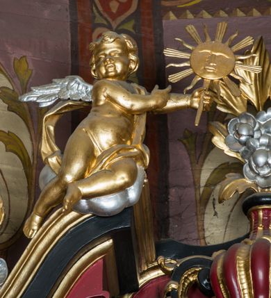 Zdjęcie nr 89: Nastawa architektoniczna, jednoosiowa, jednokondygnacyjna ze zwieńczeniem, ustawiona na dwustrefowym cokole z wyodrębnionymi prostopadłościanami. Ołtarz drewniany, prostopadłościenny z drewnianą mensą. Antepedium wydzielone ramą i wysunięte do przodu, ujęte pilastrami dźwigającymi niepełne belkowanie, w polu wieniec laurowy z rozetą, nad nim kokarda z karbowanej wstęgi flankowana przez dwa podwieszone festony z tkaniny, poniżej wić roślinna. Na ołtarzu ustawione tabernakulum w formie metalowej skrzynki w drewnianej obudowie, ujęte ustawionymi pod kątem spływami wolutowymi. Ścianka frontowa wypukła, z drewnianymi drzwiczkami w kształcie stojącego prostokąta zamkniętego łukiem półkolistym z płaskorzeźbionym kielichem z hostią i kłosami zbóż. Na nim wysoki tron wystawienia z wypukłym frontem z zamontowanym wtórnie nowym tabernakulum (wcześniej obrotowa nisza). Tron ujęty pilastrami ustawionymi pod kątem, o trzonach przechodzących w spływy wolutowe, dekorowane zwisami kwiatowymi; zwieńczony jest trzema rocaille&#039;owymi kabłąkami dekorowanymi zwisami kwiatowymi, podtrzymującymi figurkę pelikana karmiącego młode w gnieździe. Tabernakulum i tron flankowane spływami z podwieszonymi zwisami kwiatowymi zakończonymi cokołami, dźwigającymi przerwany wolutowy przyczółek z figurkami adorujących aniołów; spływy w górnej części zamknięte fragmentami gzymsu z palmetami. 
Nastawa ujęta dwiema parami pilastrów oraz stojącą na ich tle parą kolumn na cokołach dźwigających pełne belkowanie przerwane nad polem środkowym oraz fragmenty przerwanego, wolutowego przyczółka. Przed wewnętrzną parą pilastrów ustawione figury św. Piotra i św. Pawła; na belkowaniu wazony, na przyczółku putta trzymające słońce i księżyc. W polu środkowym podwójna wnęka w formie stojącego prostokąta zamkniętego łukiem odcinkowym nadwieszonym, ujęta profilowaną ramą, ze znacznie mniejszym obrazem Matki Boskiej w kształcie stojącego prostokąta. Nad nią medalion utworzony z wolut i zwisów, zwieńczony koroną otwartą. Zwieńczenie nastawy w formie trapezu ujętego wolutami spływającymi na belkowanie, zamknięte fragmentem falistego gzymsu, dekorowanym medalionem z Okiem Opatrzności w otoku z obłoków w glorii promienistej oraz gałązkami kwiatowymi. W polu obraz św. Katarzyny w formie zbliżonej do zwieńczenia, o ściętych dolnych narożach, w profilowanej ramie, z gałązkami kwiatowymi. 
Nastawa flankowana uszami utworzonymi z rocaille&#039;u, przytwierdzonymi do ściany. Ujęta parą wsporników na trumienki relikwiarzowe oraz parą dużych konsol dekorowanych rocaille&#039;m z figurami św. Mikołaja i św. Stanisława. Struktura polichromowana w kolorze głębokiej czerwieni z czarnymi profilami; kolumny, ornamentyka i profile złocone i srebrzone.